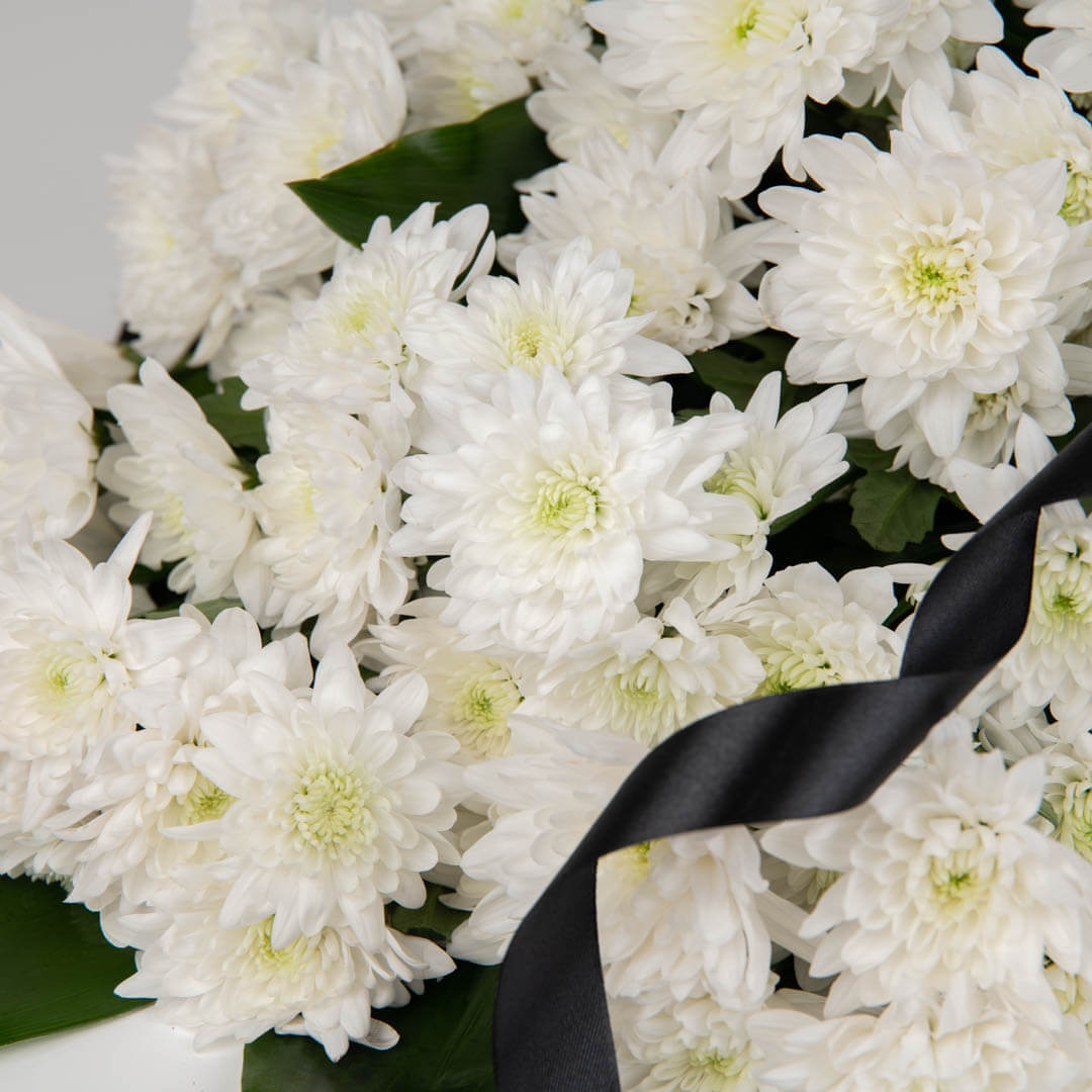 Coroane funerare, Aranjament floral funerar cu crizanteme albe, californiaflowers.mom