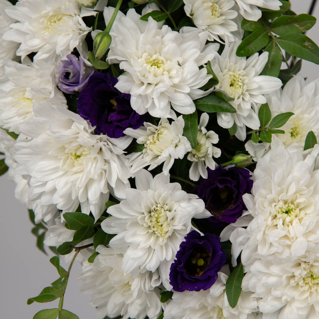 Coroana de flori rotunda cu lisianthus si crizanteme, 2, californiaflowers.mom