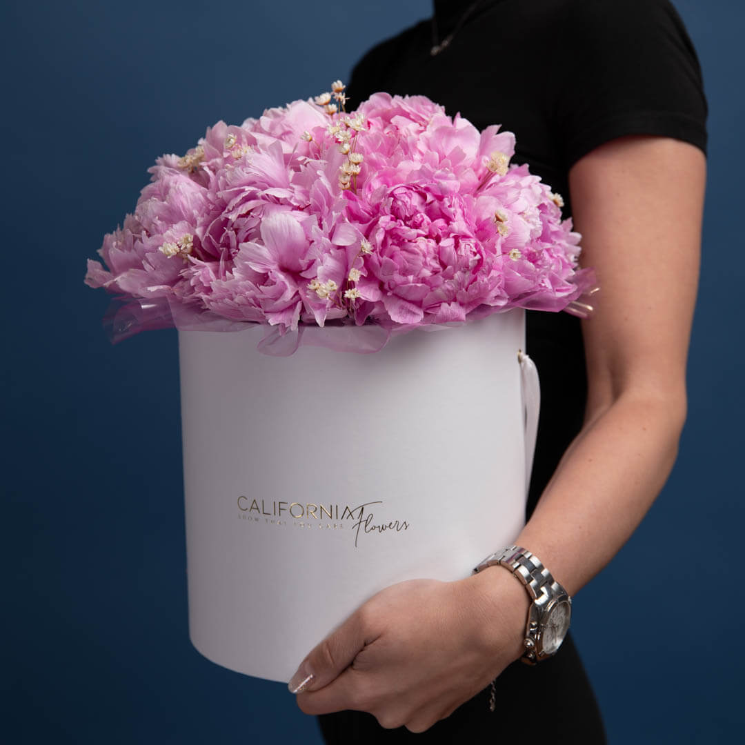 Florarie online - California Flowers ✅, Aranjament floral in cutie alba cu 9 bujori roz, californiaflowers.mom