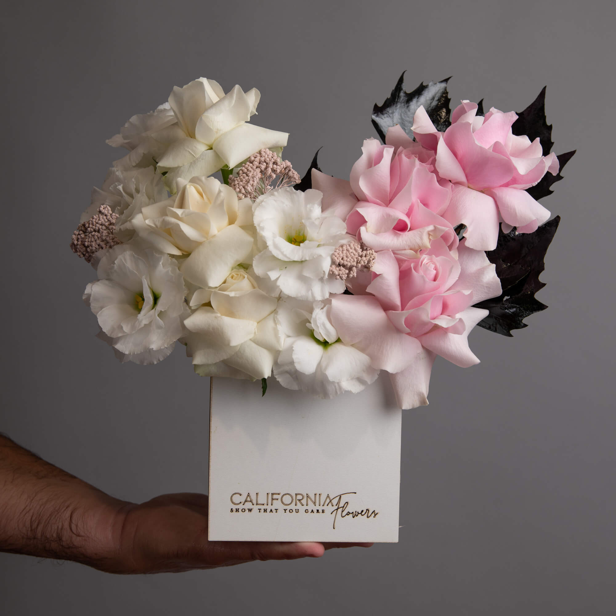Flori pentru iubita – California Flowers, Aranjament floral in cutie cu lisianthus si trandafiri albi si roz, californiaflowers.mom