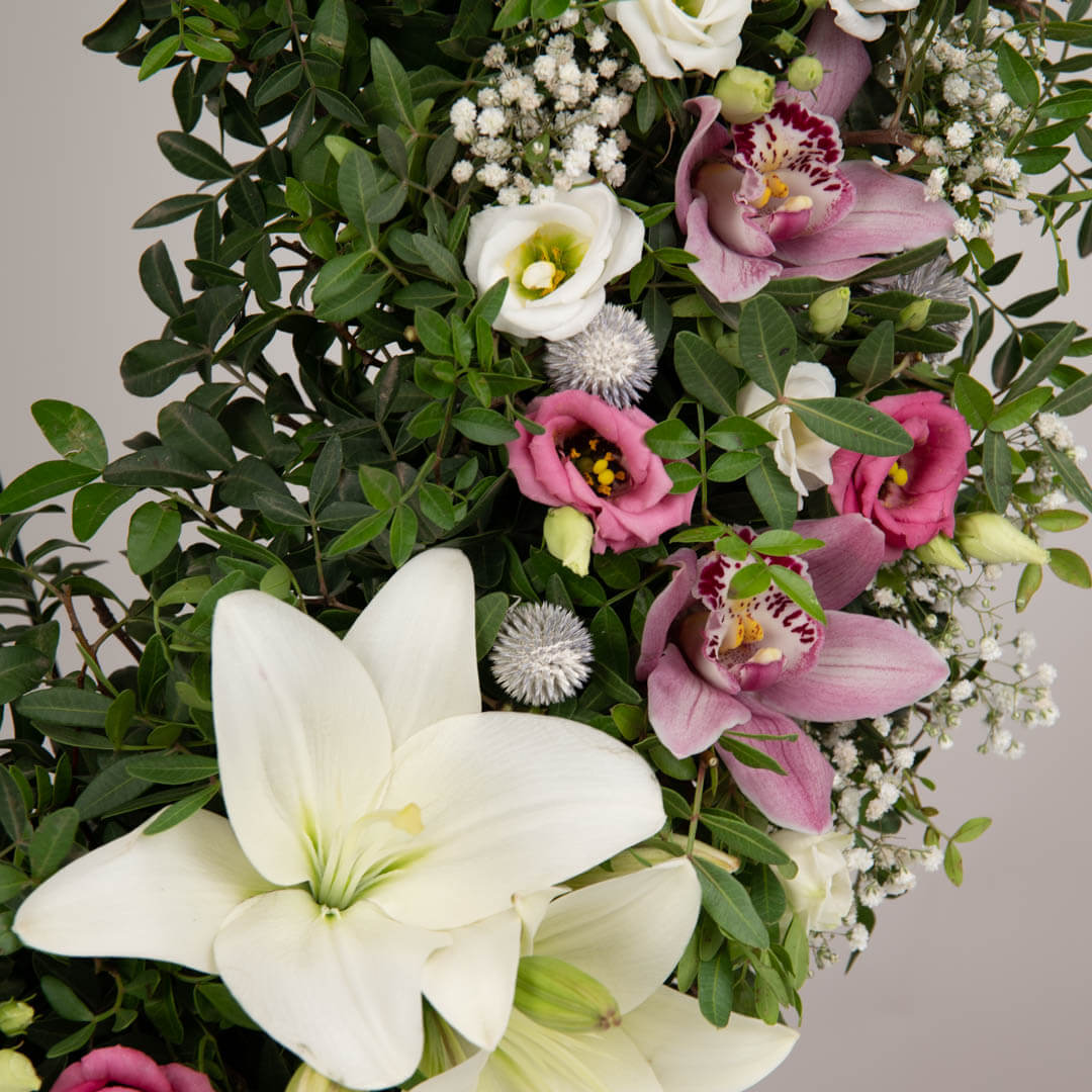 Coroane funerare, Coroana funerara rotunda cu crini, lisianthus si gypsophila, californiaflowers.mom