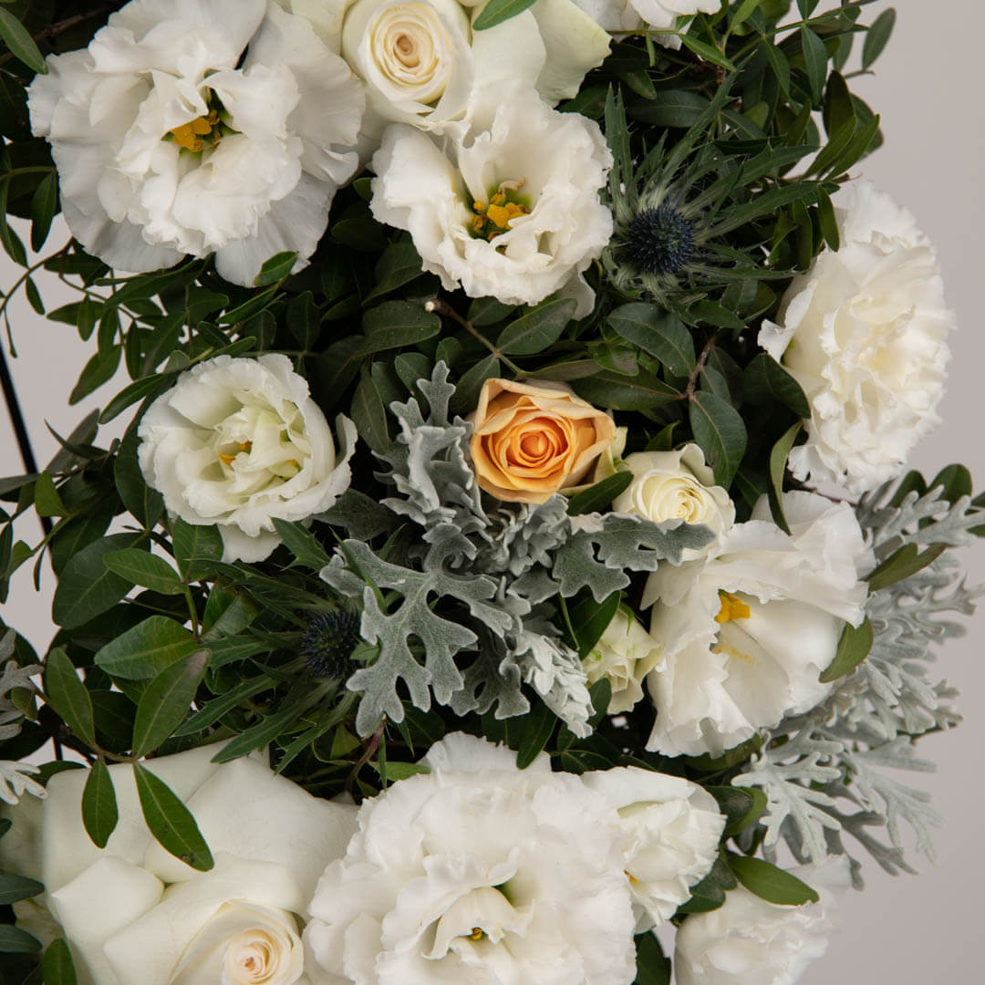 Coroana de flori rotunda cu trandafiri si lisianthus, 4, californiaflowers.mom