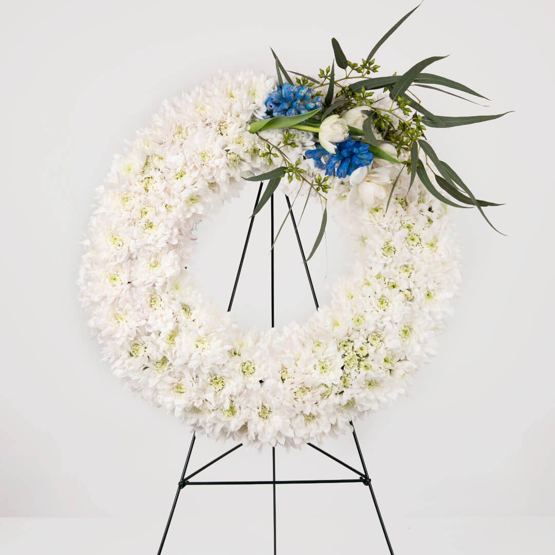 Coroane funerare, Coroana de flori rotunda cu crizanteme albe, californiaflowers.mom