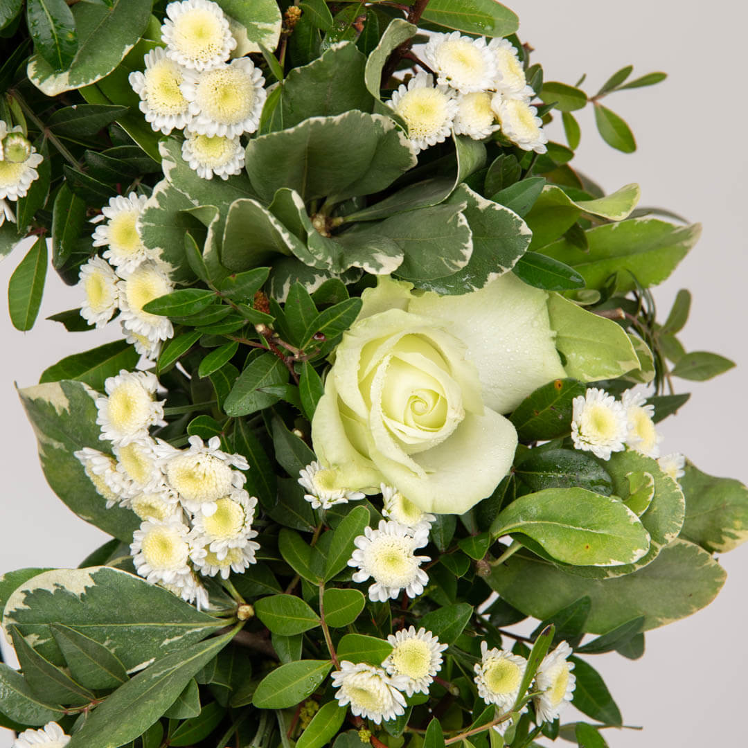 Coroana funerara rotunda cu crizanteme santini, 2, californiaflowers.mom
