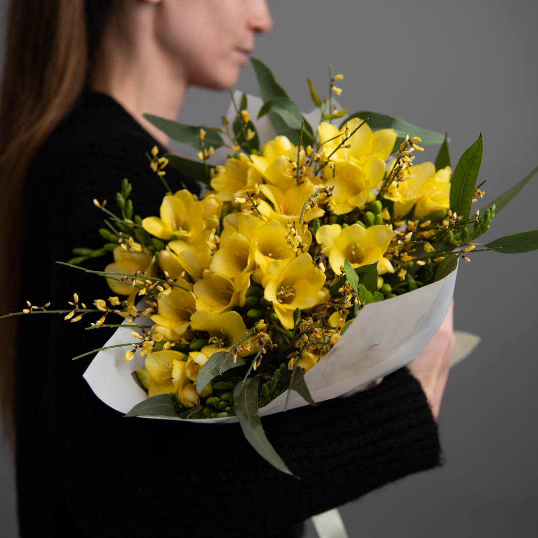 Flori de 1 Martie - California Flowers, Buchet 15 frezii galbene, californiaflowers.mom