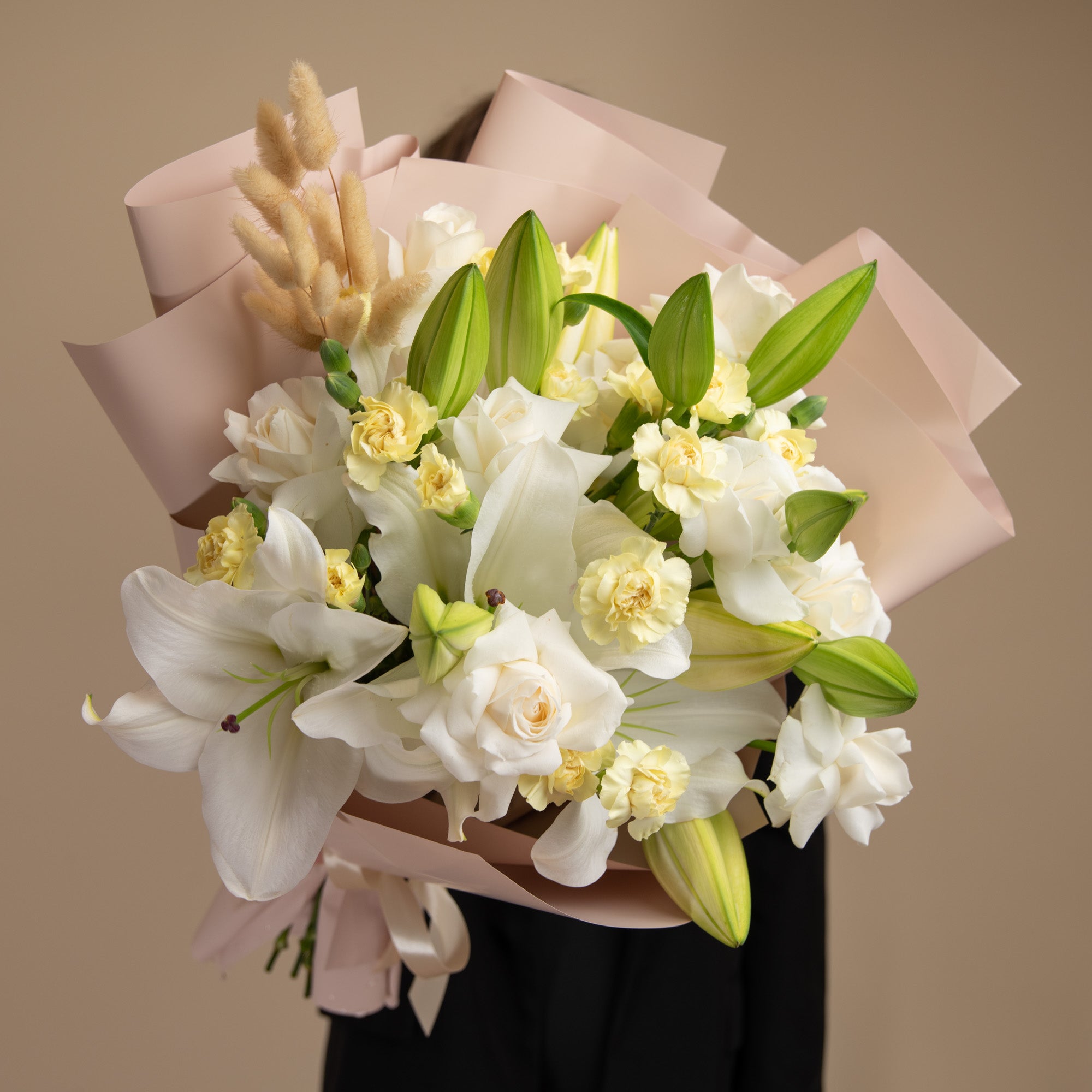 Ocazii Speciale, Buchet crini si trandafiri albi, californiaflowers.mom