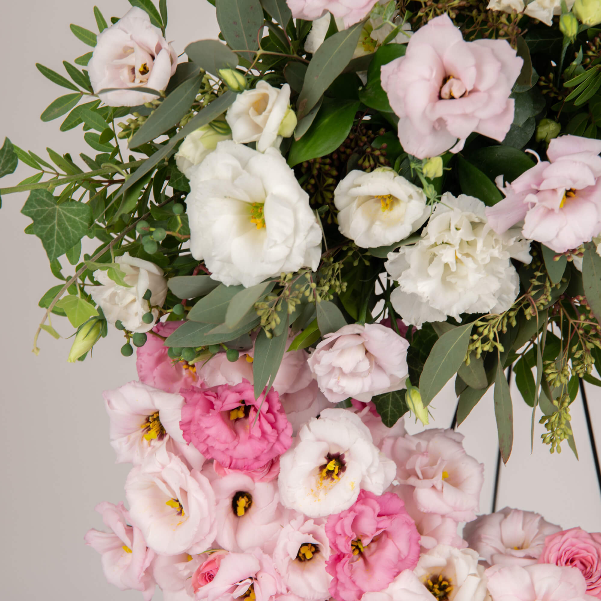 Coroane funerare, Coroana de flori rotunda cu lisianthus roz, californiaflowers.mom