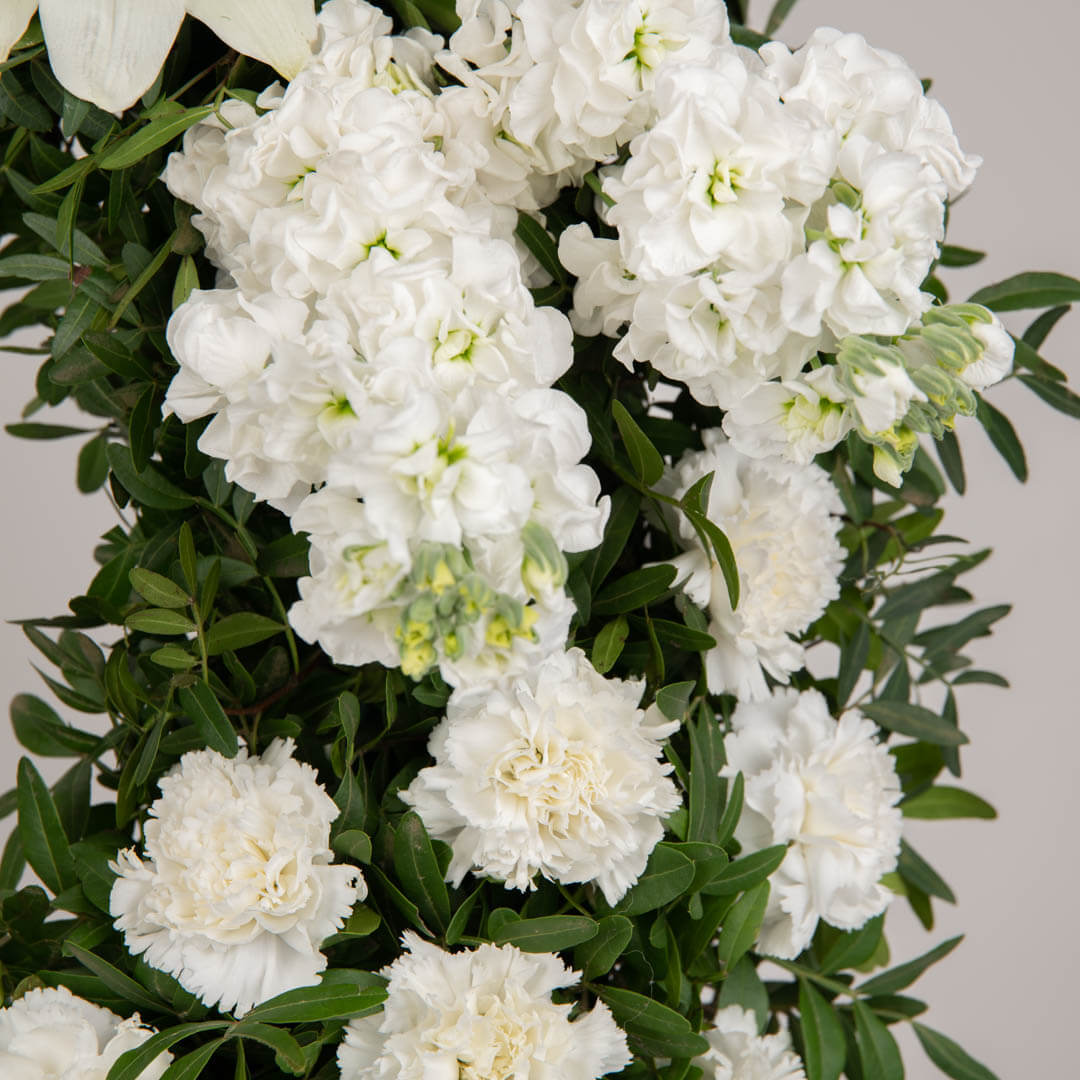 Coroane funerare, Coroana funerara rotunda cu matthiola si crini, californiaflowers.mom