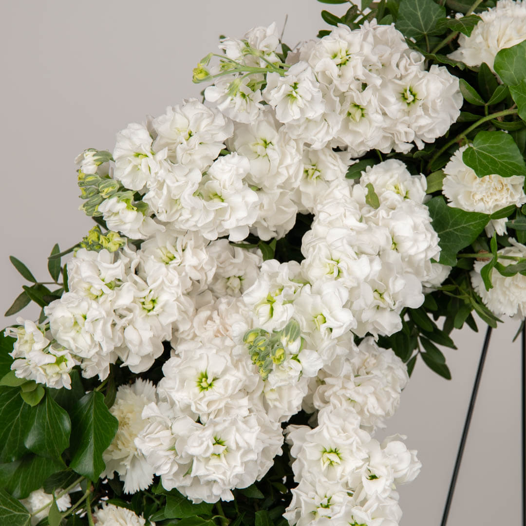 Aranjament floral funerar cu matthiola, garoafe si eryngium, 2, californiaflowers.mom