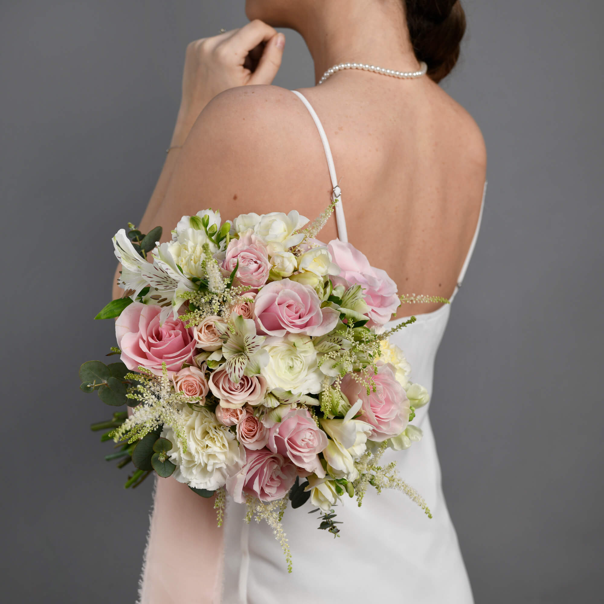 Buchet mireasa cu trandafiri roz si miniroze roz, 8, californiaflowers.mom
