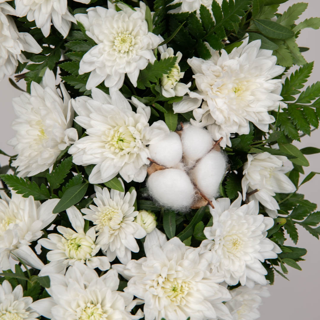 Produse, Coroana funerara rotunda cu crizanteme si bumbac, californiaflowers.mom