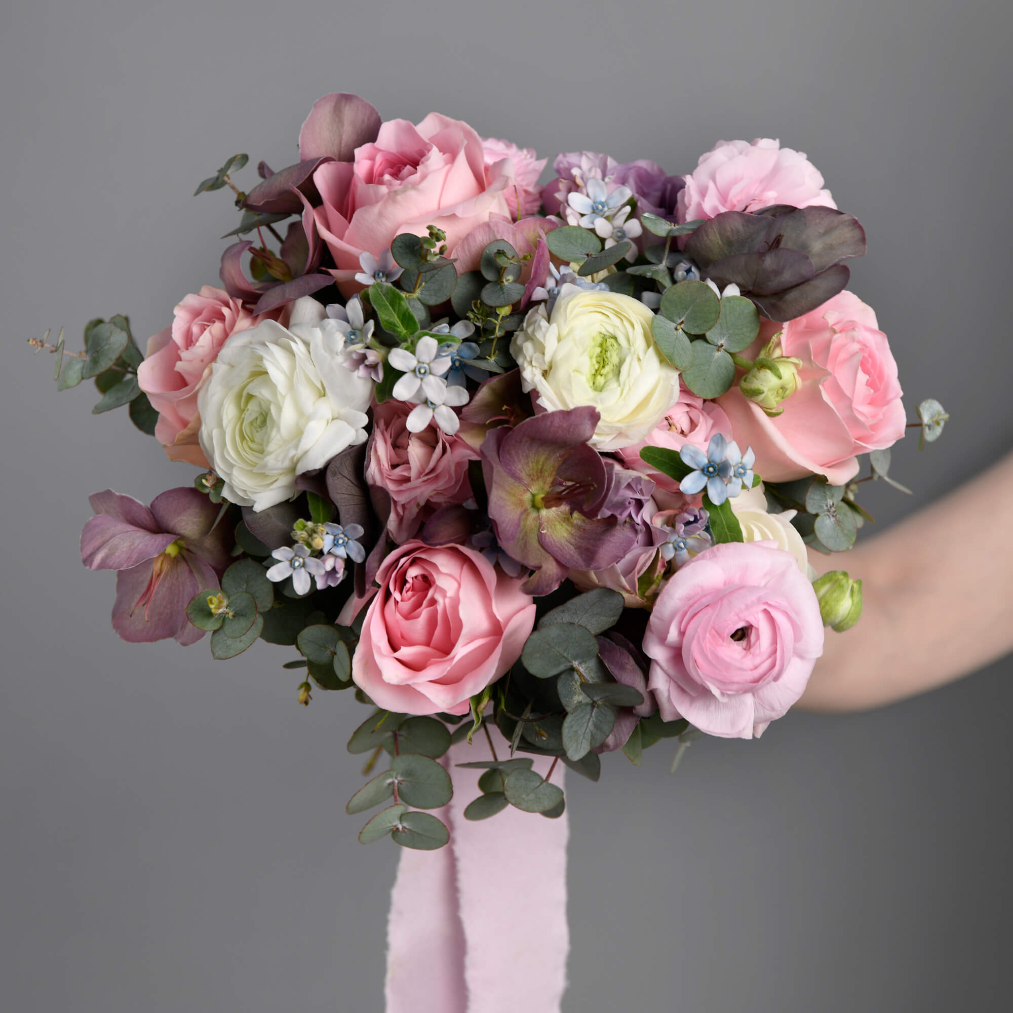 Buchet mireasa cu trandafiri roz si ranunculus, 5, californiaflowers.mom
