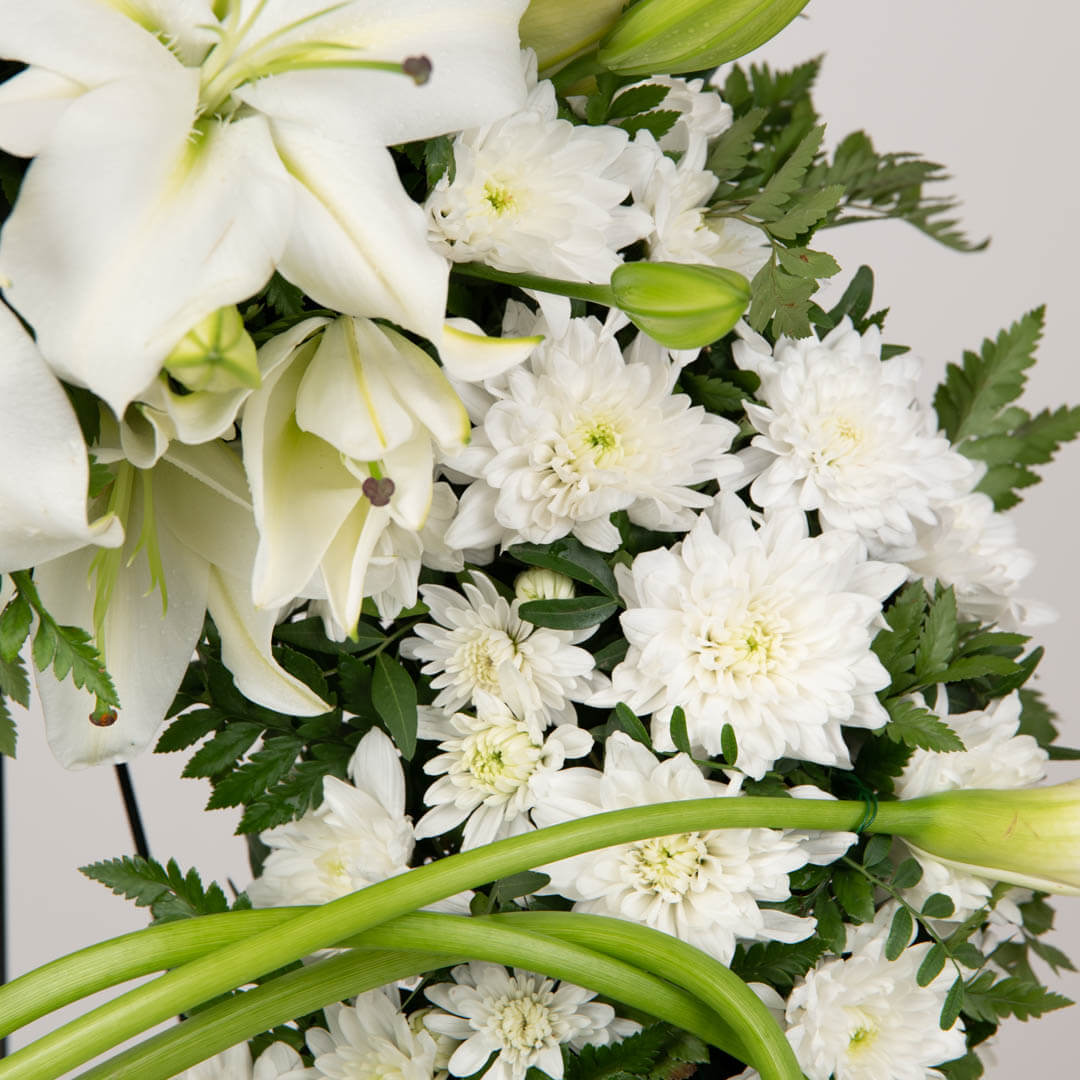Coroane funerare, Coroana de flori rotunda cu crini si cale, californiaflowers.mom