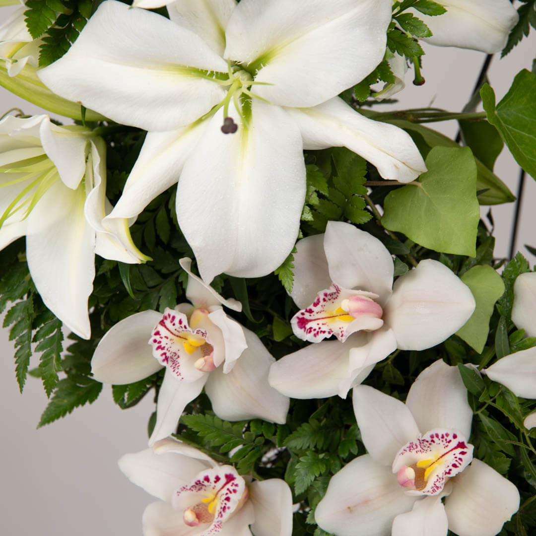 Coroane funerare, Coroana de flori rotunda cu cymbidium si crini, californiaflowers.mom