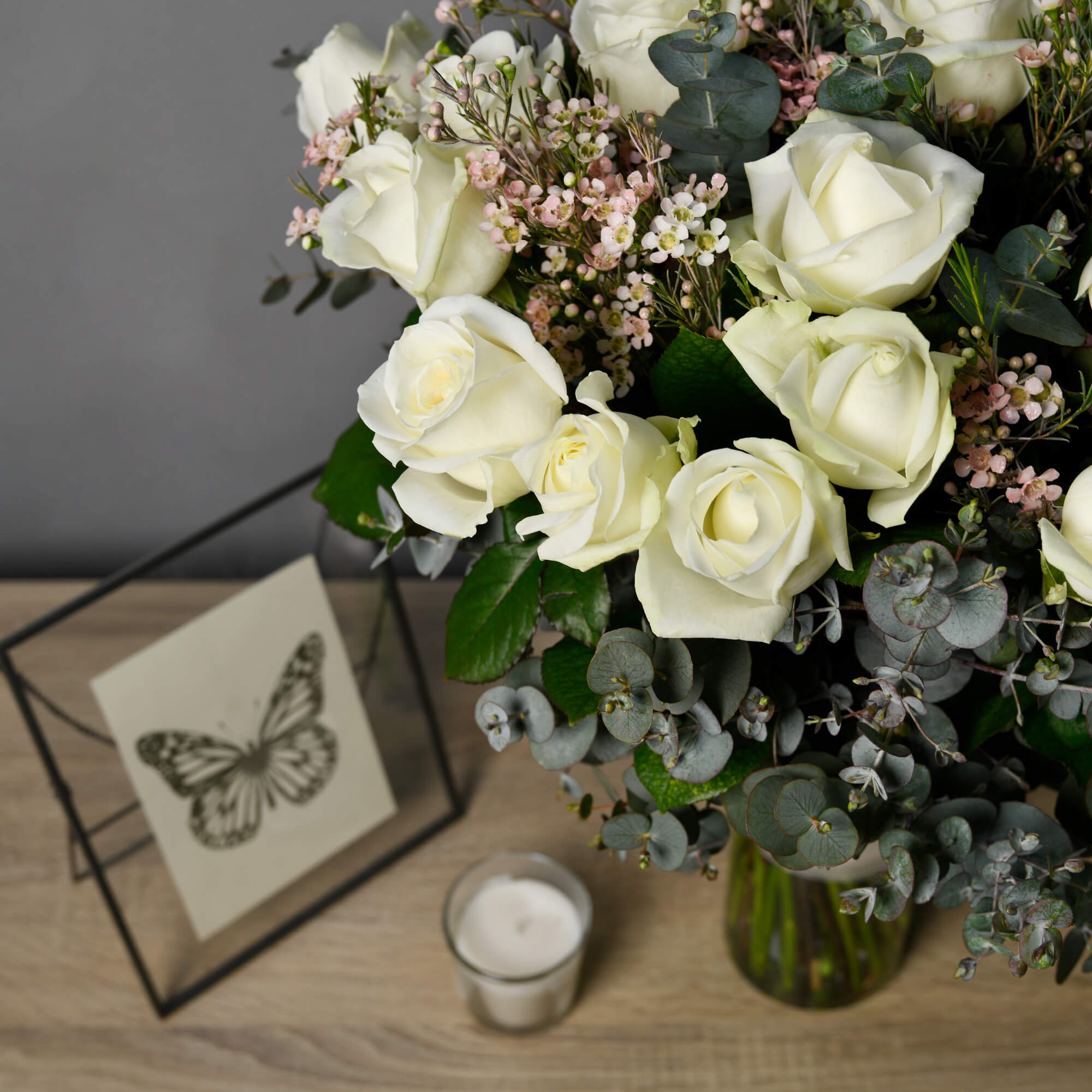 Buchet 25 trandafiri albi si wax, 3, californiaflowers.mom