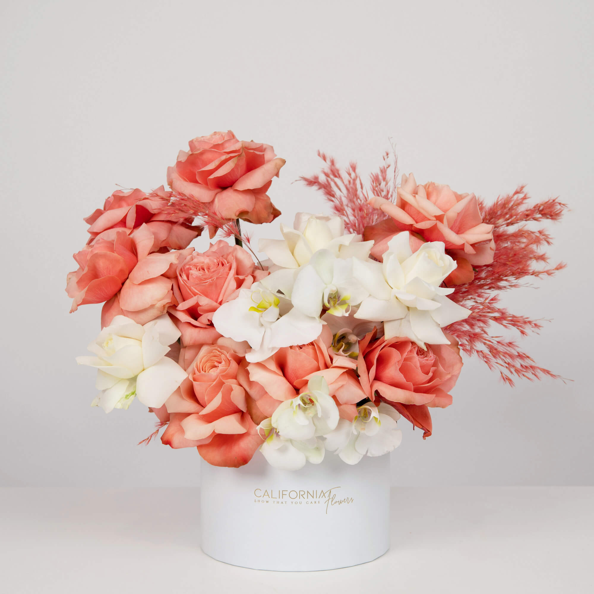 Flori pentru iubita – California Flowers, Aranjament floral in cutie cu trandafiri si orhidee phalaenopsis alb, californiaflowers.mom