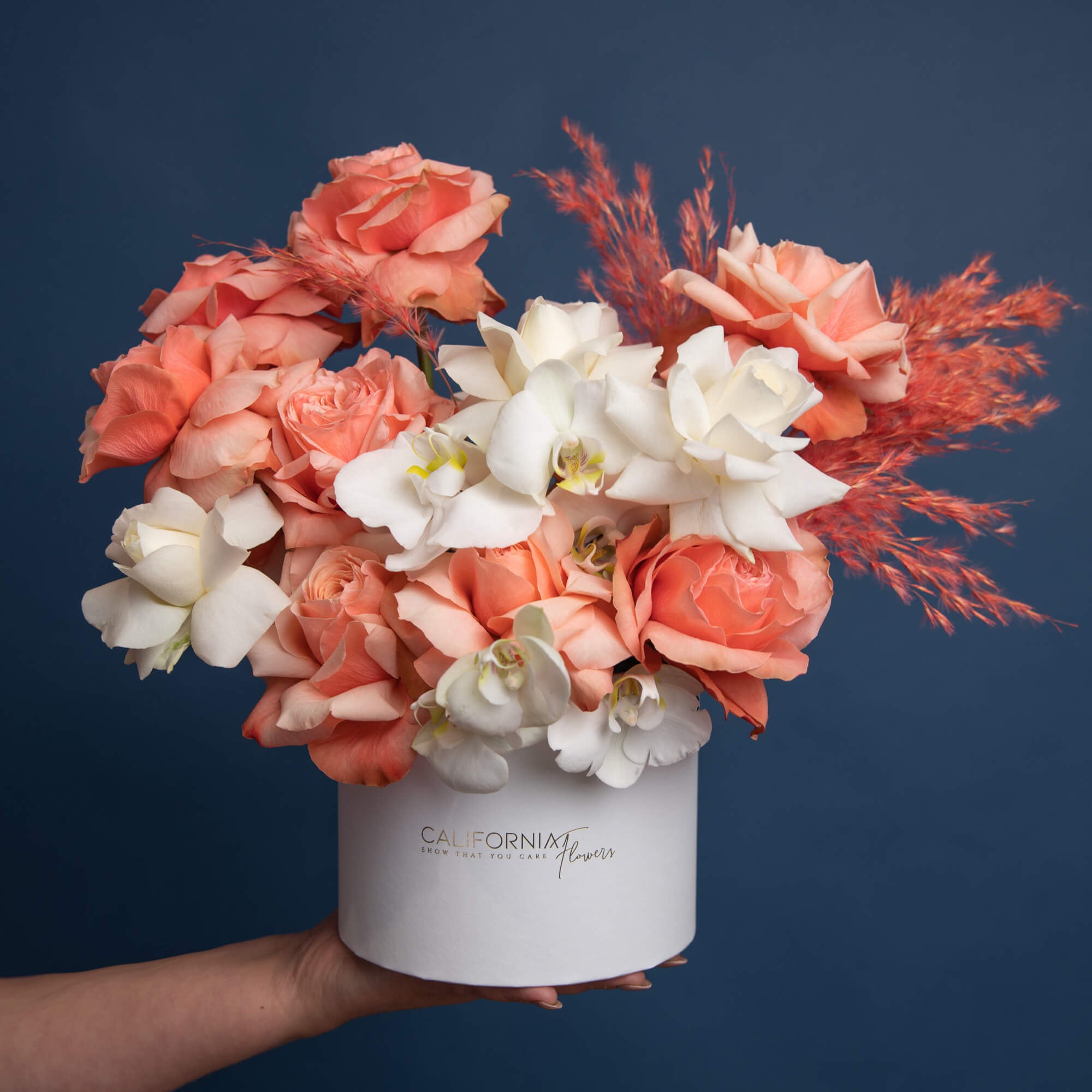 Flori pentru iubita – California Flowers, Aranjament floral in cutie cu trandafiri si orhidee phalaenopsis alb, californiaflowers.mom