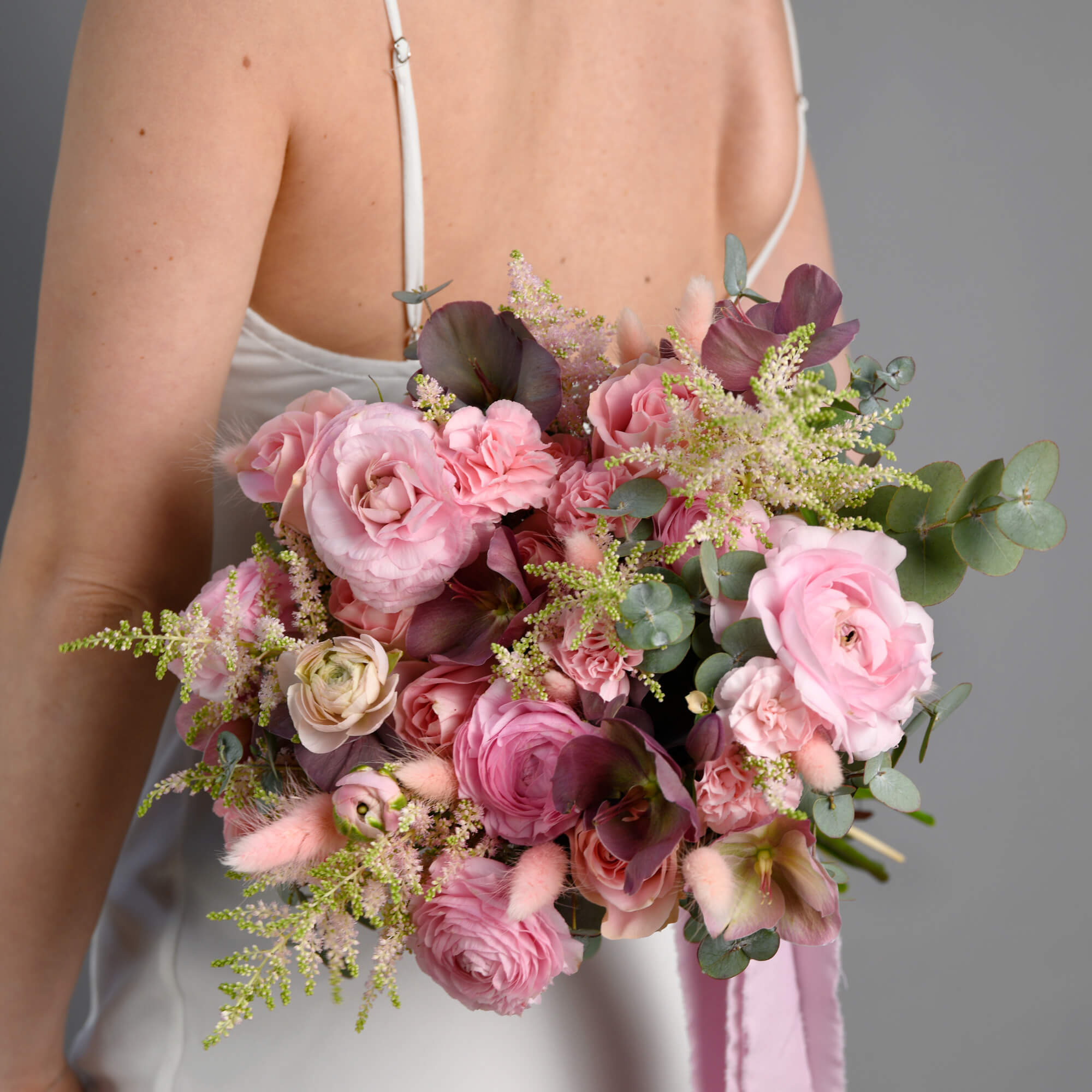 Buchete mireasa si nasa - California Flowers, Buchet de mireasa cu ranunculus si heleborus, californiaflowers.mom