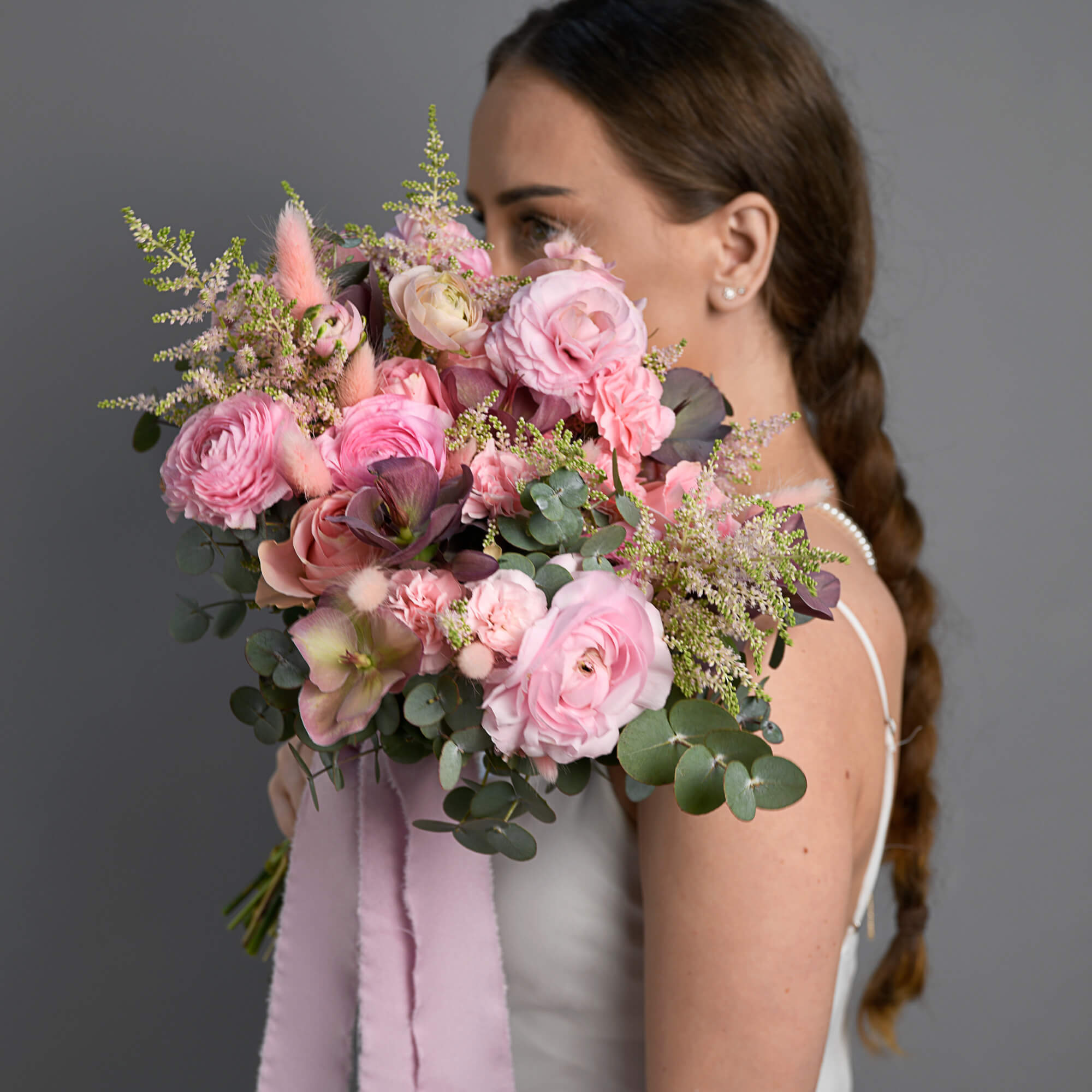 Buchet de mireasa cu ranunculus si heleborus, 8, californiaflowers.mom