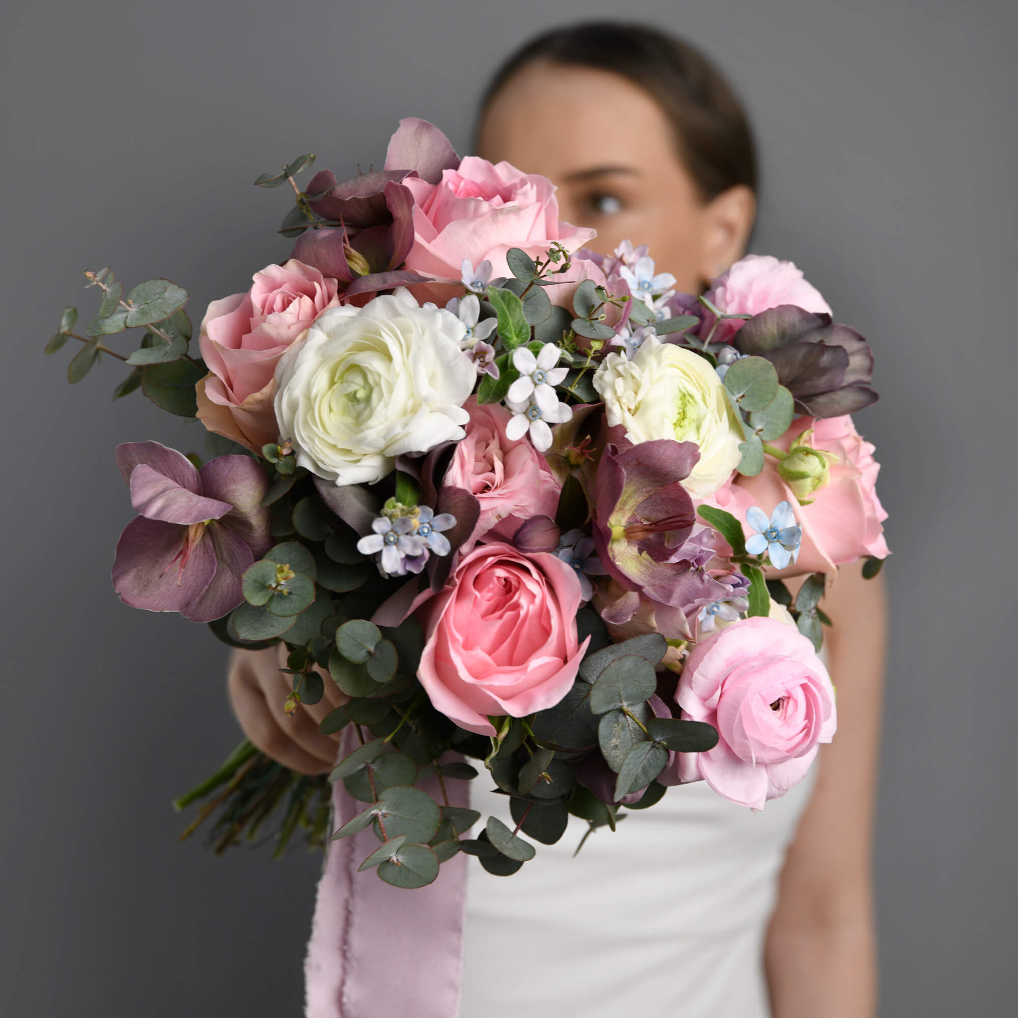 Buchet mireasa cu trandafiri roz si ranunculus, 3, californiaflowers.mom