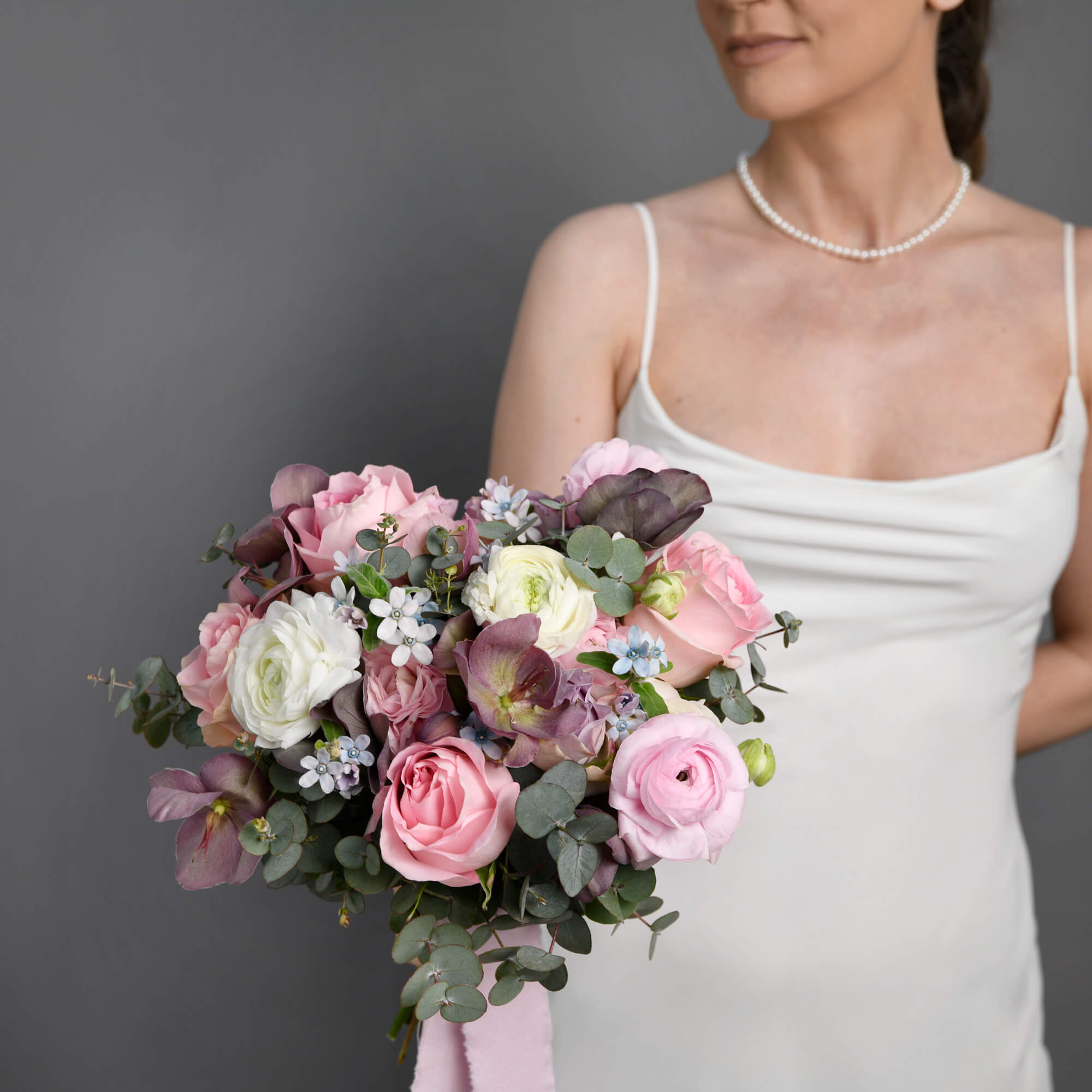Buchet mireasa cu trandafiri roz si ranunculus, 4, californiaflowers.mom