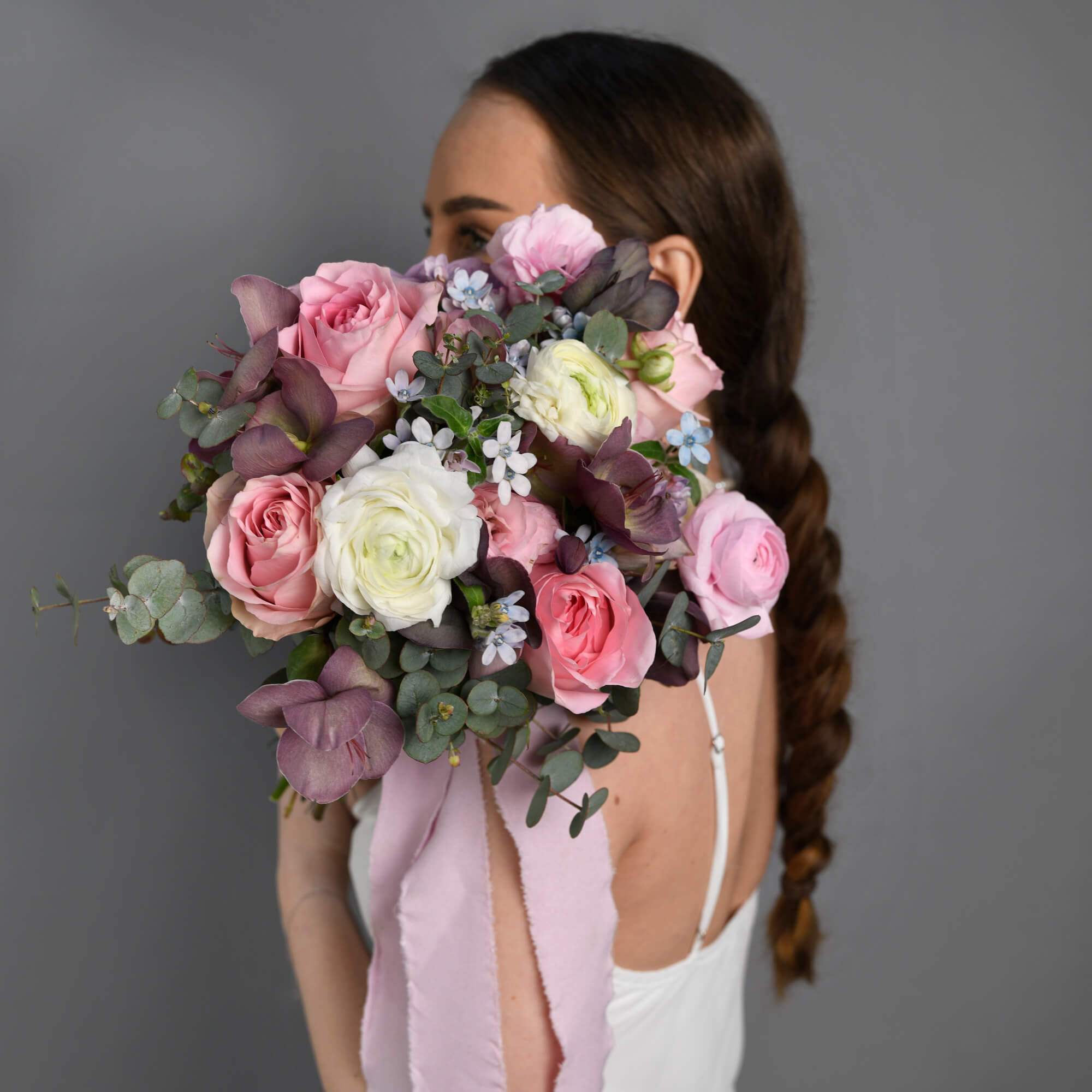Buchet mireasa cu trandafiri roz si ranunculus, 6, californiaflowers.mom