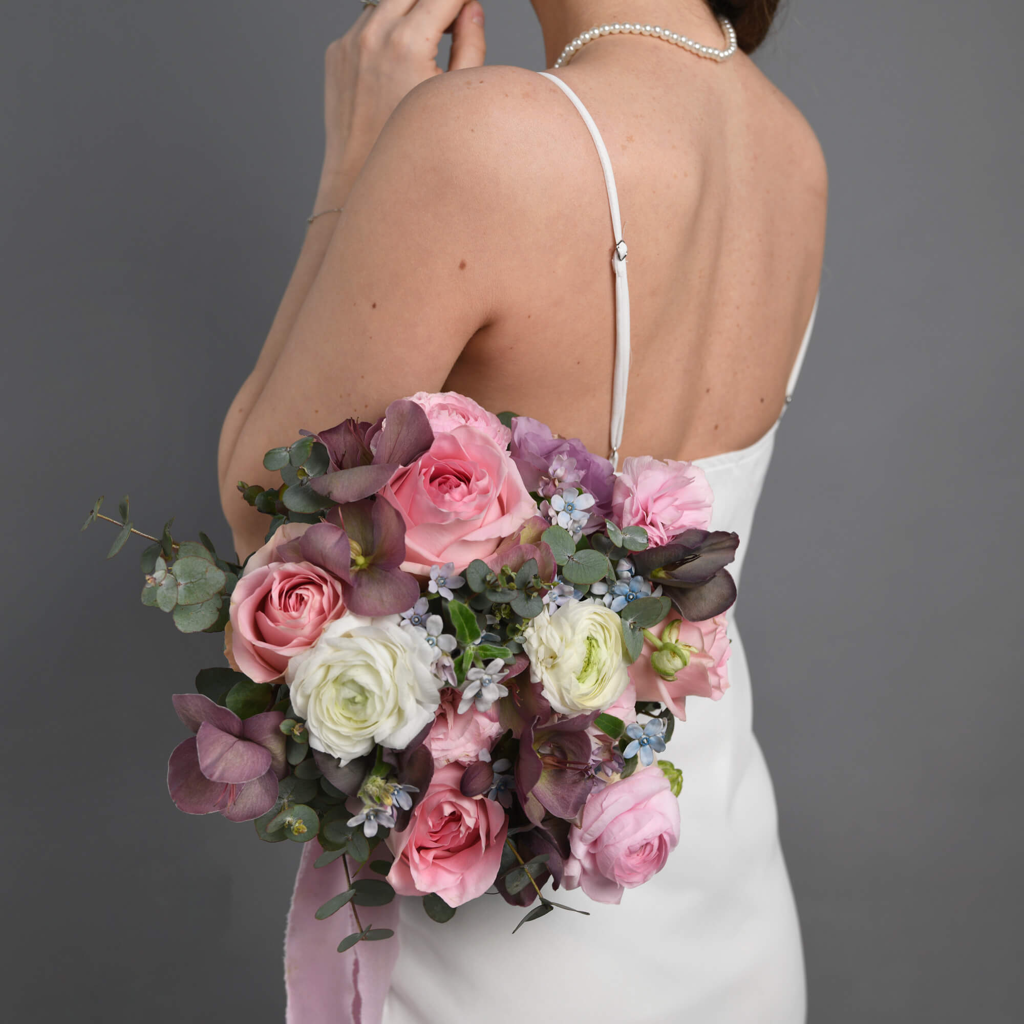 Buchet mireasa cu trandafiri roz si ranunculus, 8, californiaflowers.mom