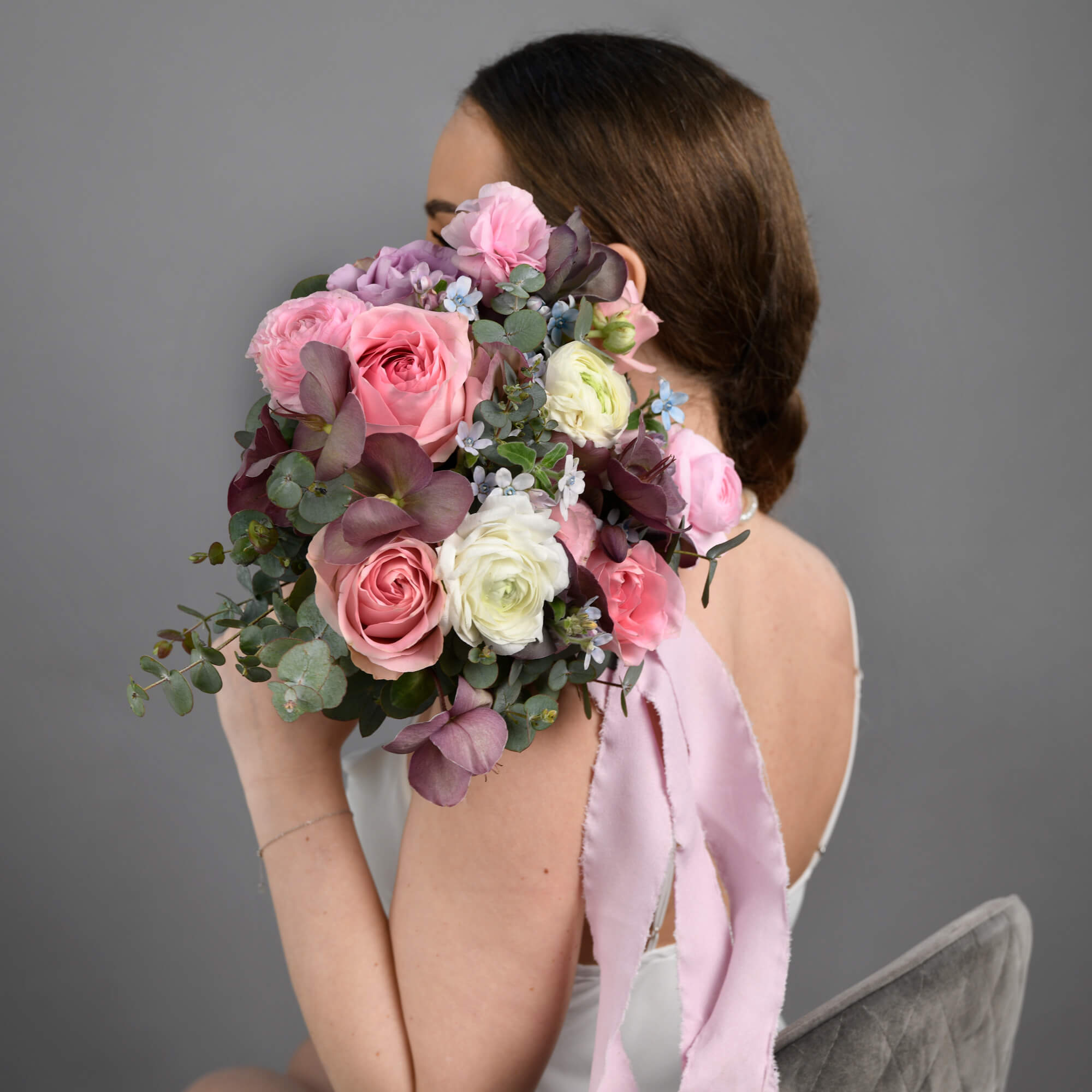 Buchet mireasa cu trandafiri roz si ranunculus, 9, californiaflowers.mom