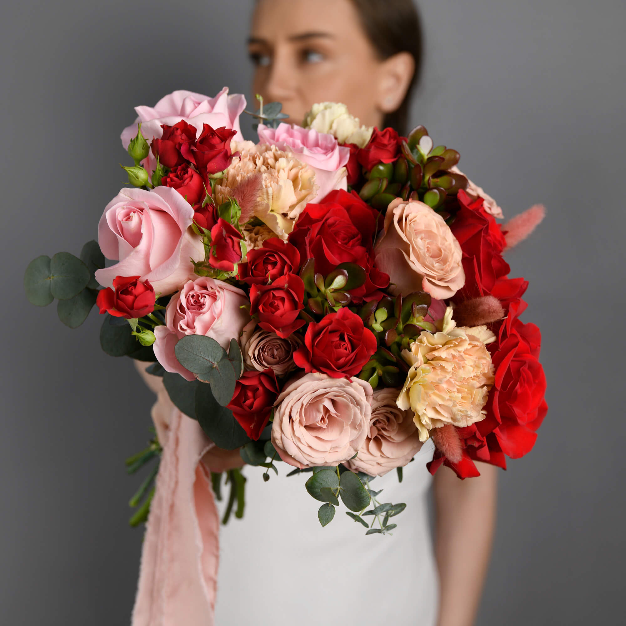 Buchet mireasa cu trandafiri si miniroze rosii, 3, californiaflowers.mom