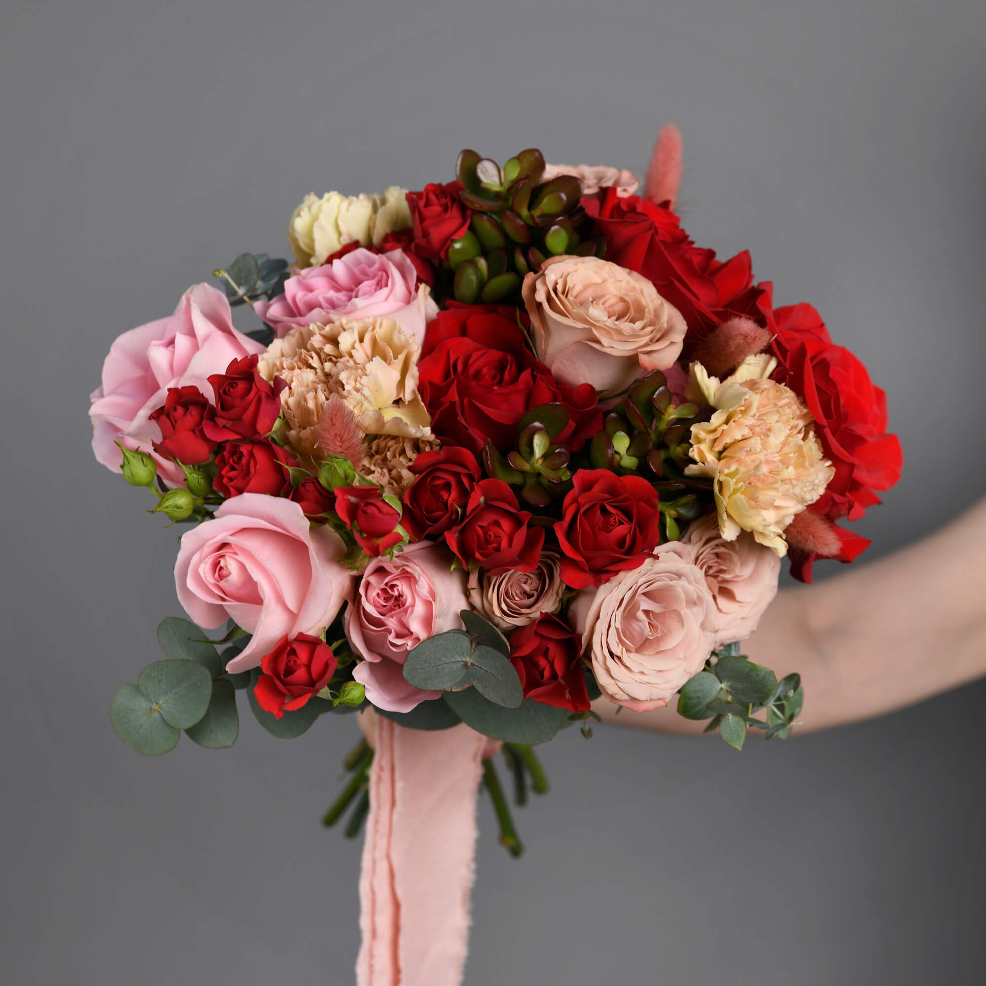 Buchet mireasa cu trandafiri si miniroze rosii, 5, californiaflowers.mom