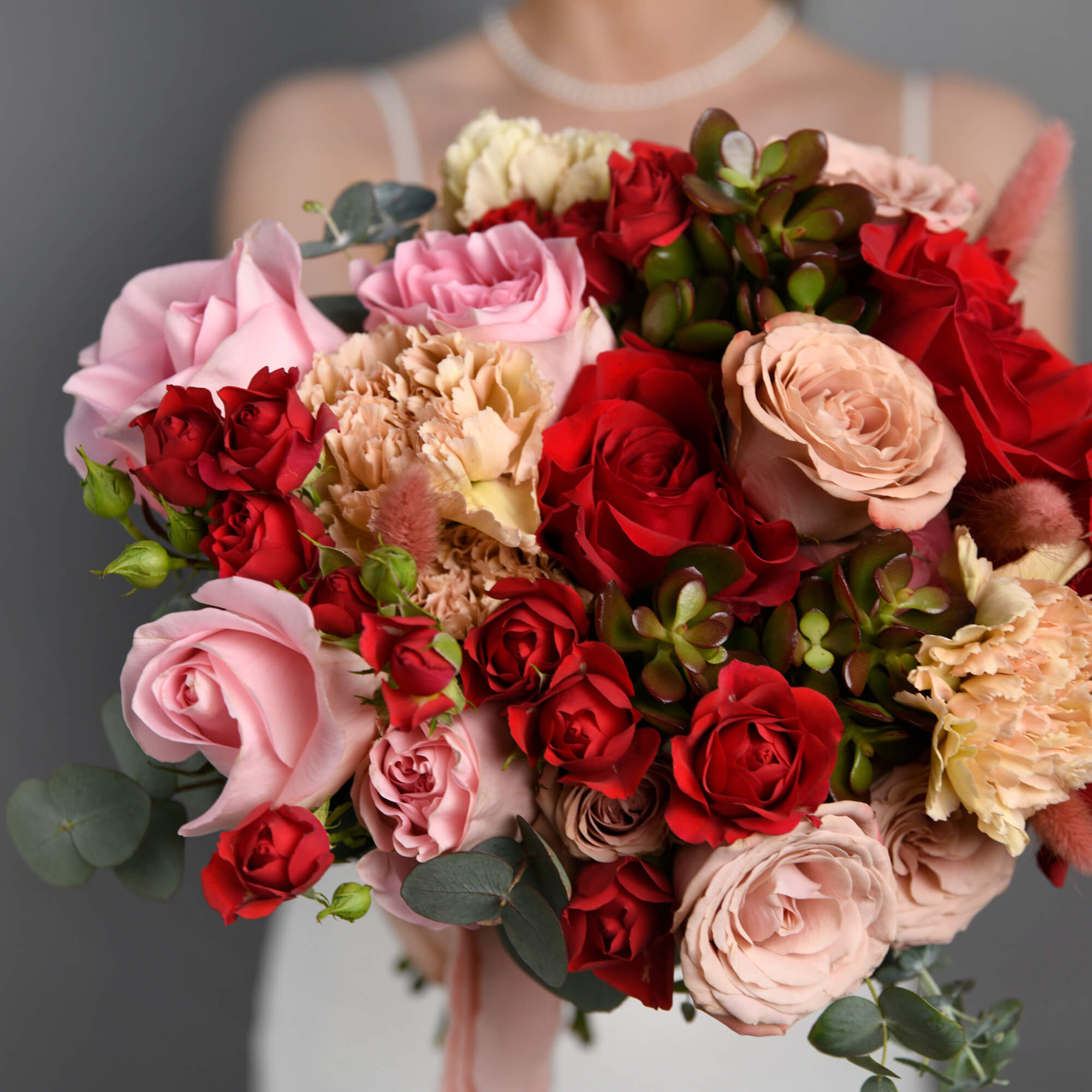 Buchet mireasa cu trandafiri si miniroze rosii, 7, californiaflowers.mom