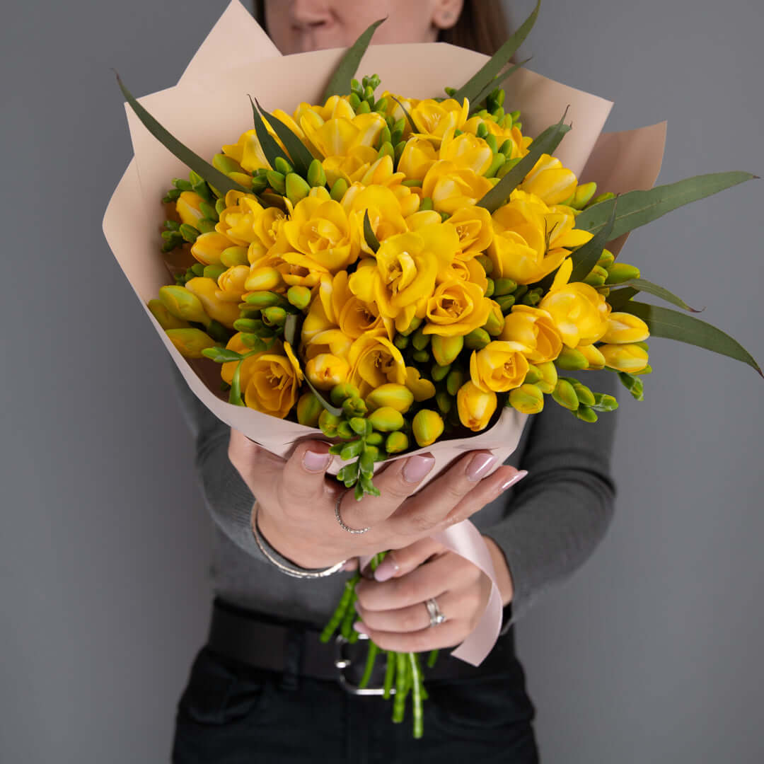 Flori de 1 Martie - California Flowers, Buchet 25 frezii galbene, californiaflowers.mom