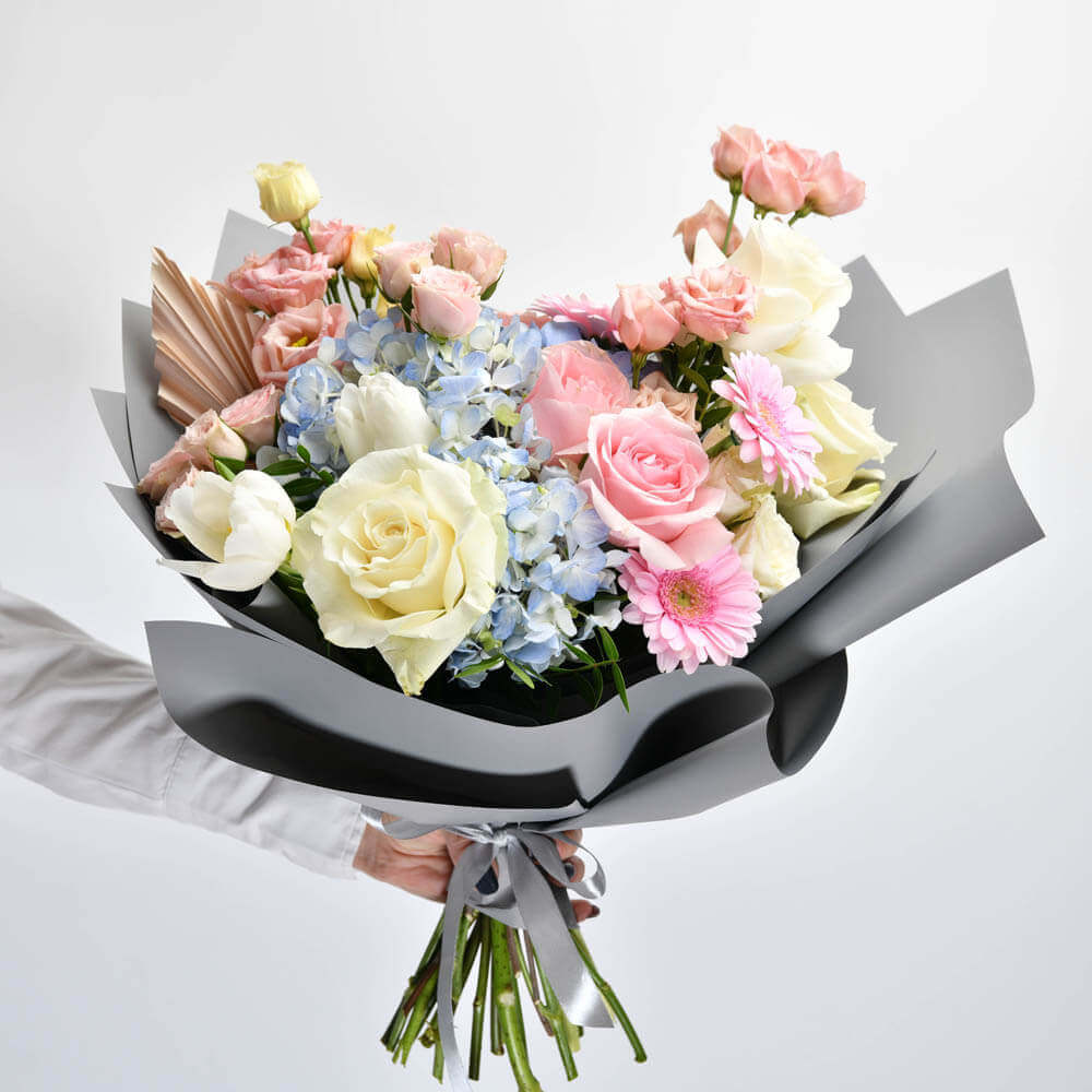Buchete hortensii - California Flowers, Buchet hortensie albastra, trandafiri, gerbera si lisianthus, californiaflowers.mom