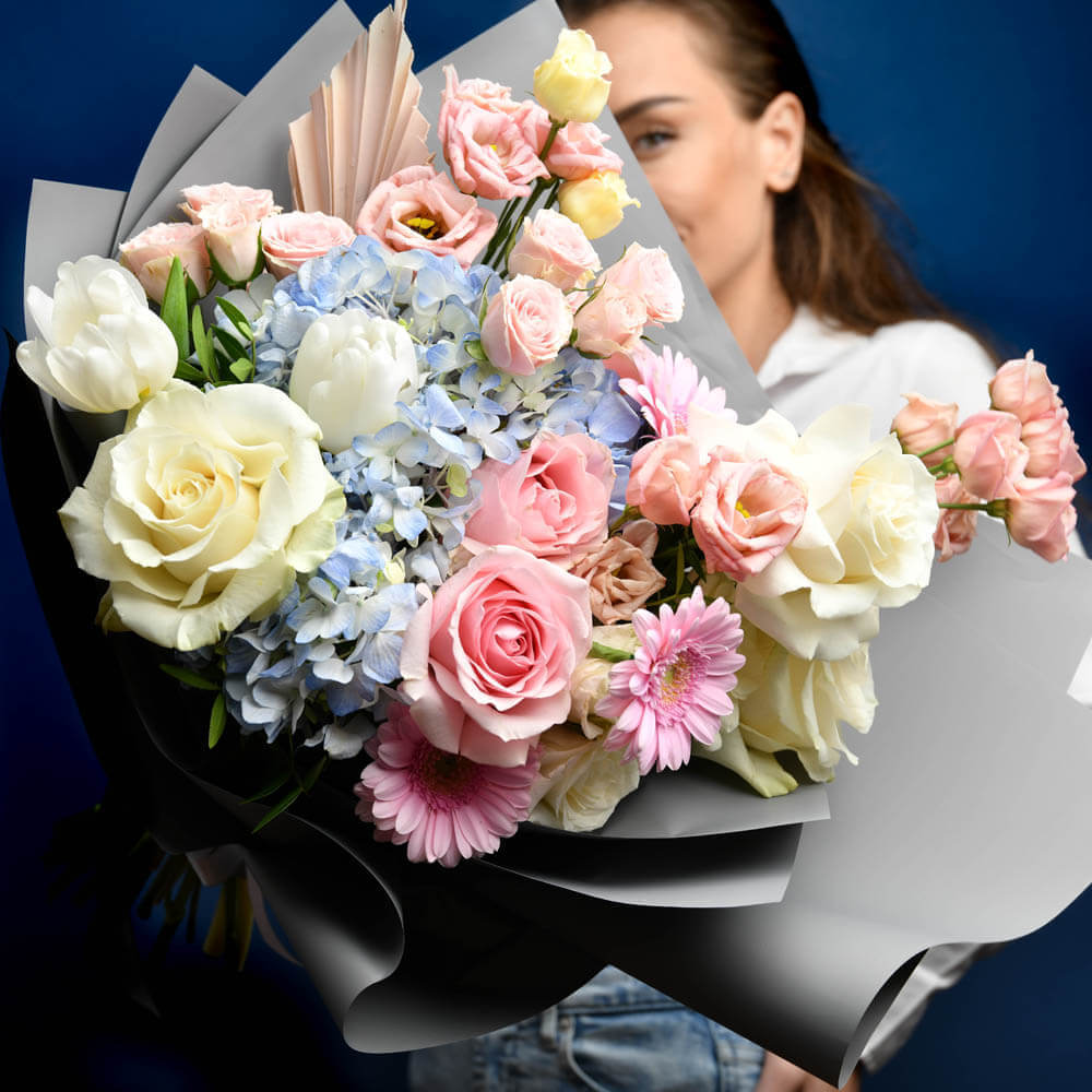 Buchete hortensii - California Flowers, Buchet hortensie albastra, trandafiri, gerbera si lisianthus, californiaflowers.mom