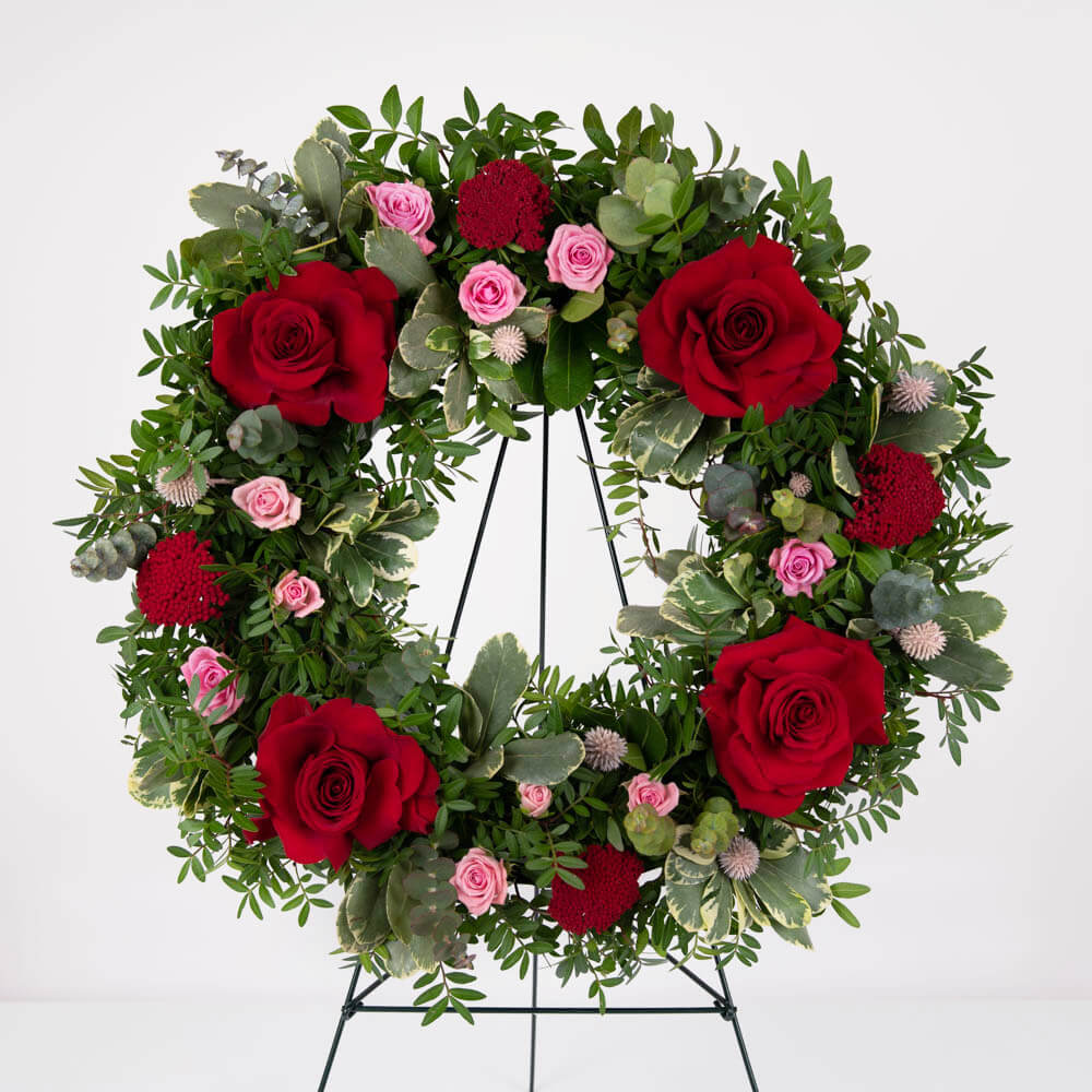 Coroane funerare, Coroana de flori rotunda cu trandafiri si tros roz, californiaflowers.mom