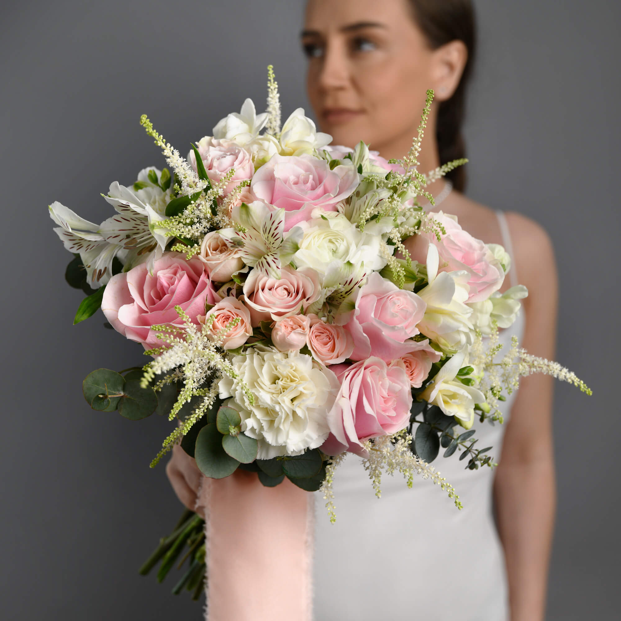Buchet mireasa cu trandafiri roz si miniroze roz, 5, californiaflowers.mom