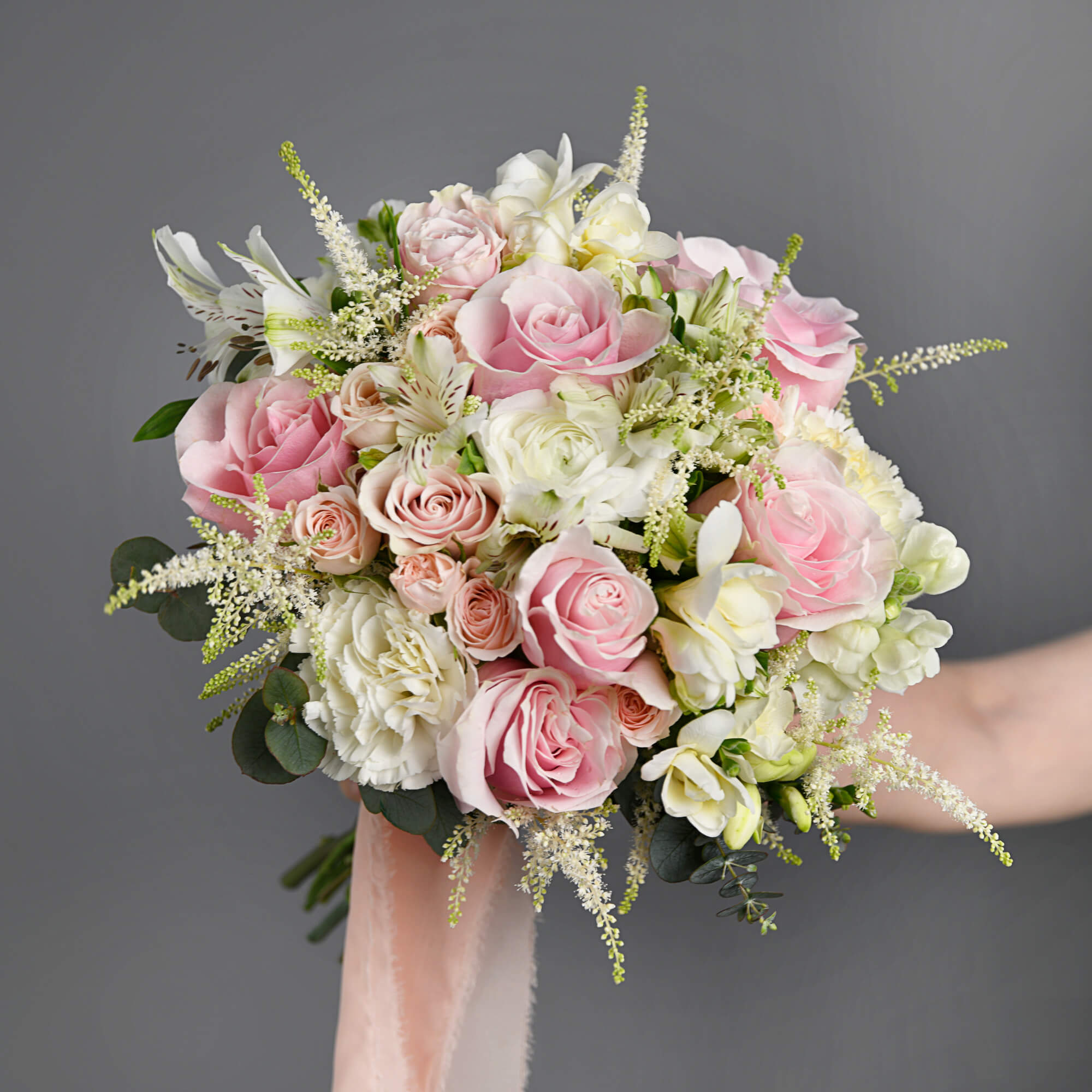 Buchet mireasa cu trandafiri roz si miniroze roz, 6, californiaflowers.mom