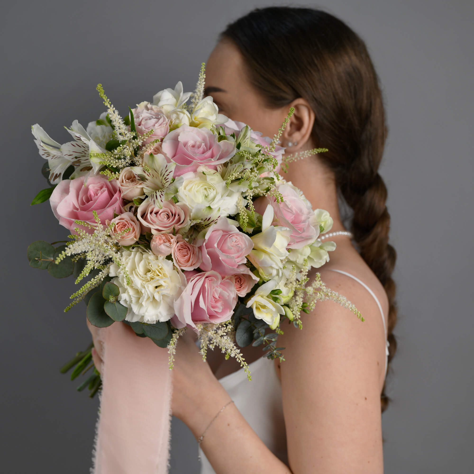 Buchet mireasa cu trandafiri roz si miniroze roz, 4, californiaflowers.mom
