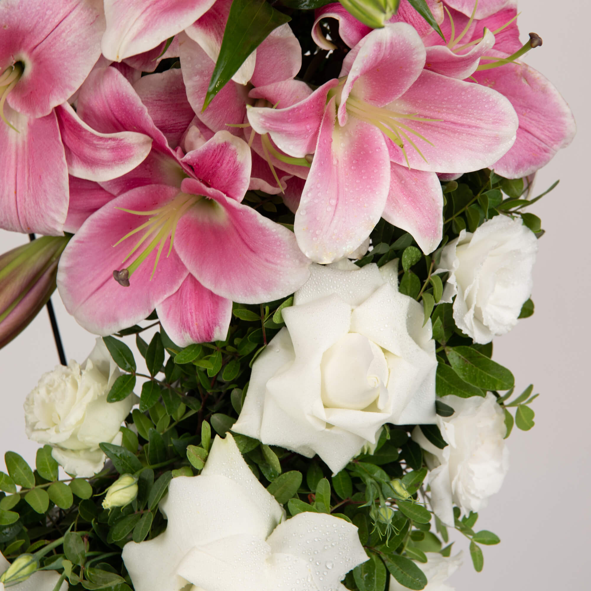 Coroane funerare, Coroana funerara rotunda cu crini roz si lisianthus, californiaflowers.mom