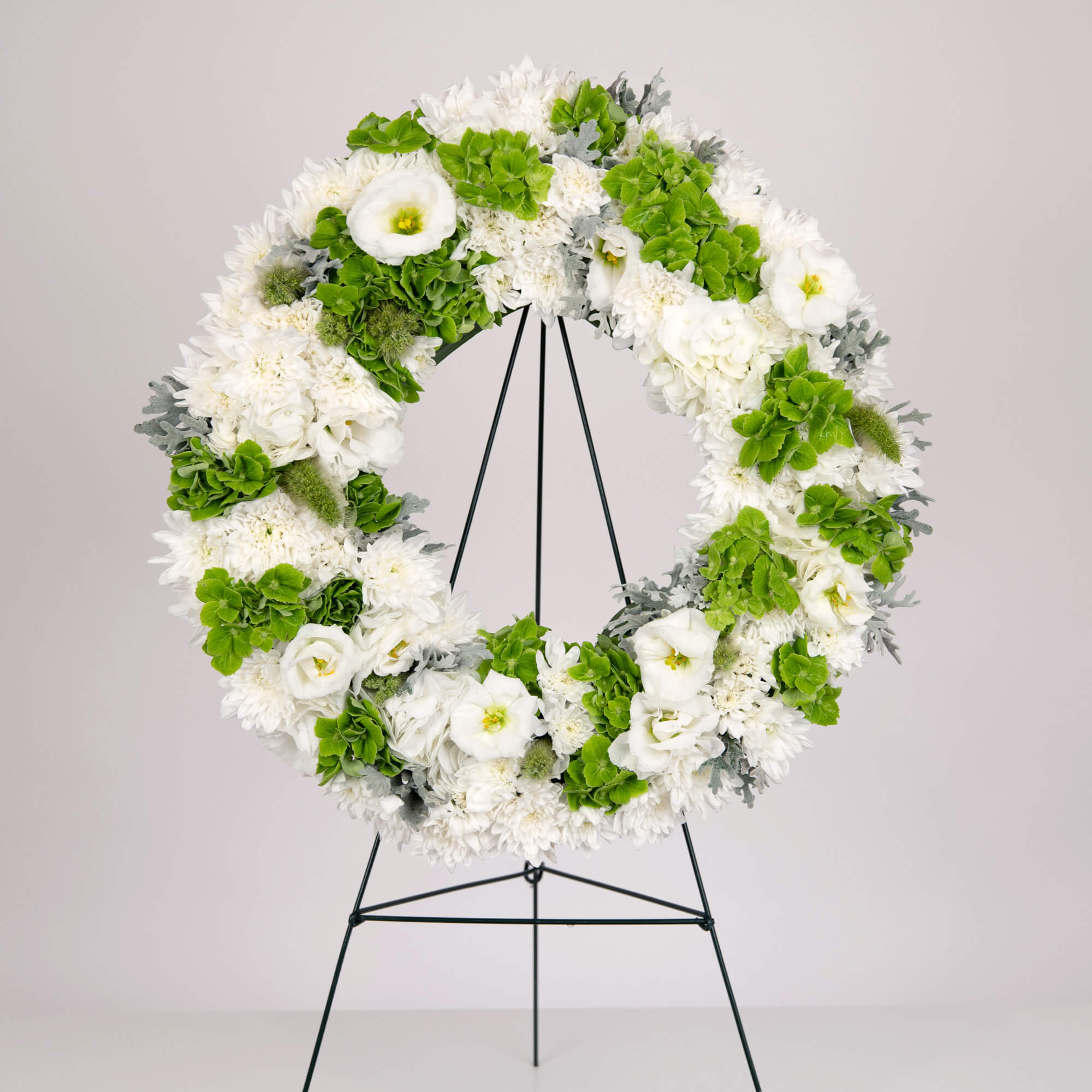 Coroane funerare, Aranjament floral funerar cu hortensie si lisianthus, californiaflowers.mom