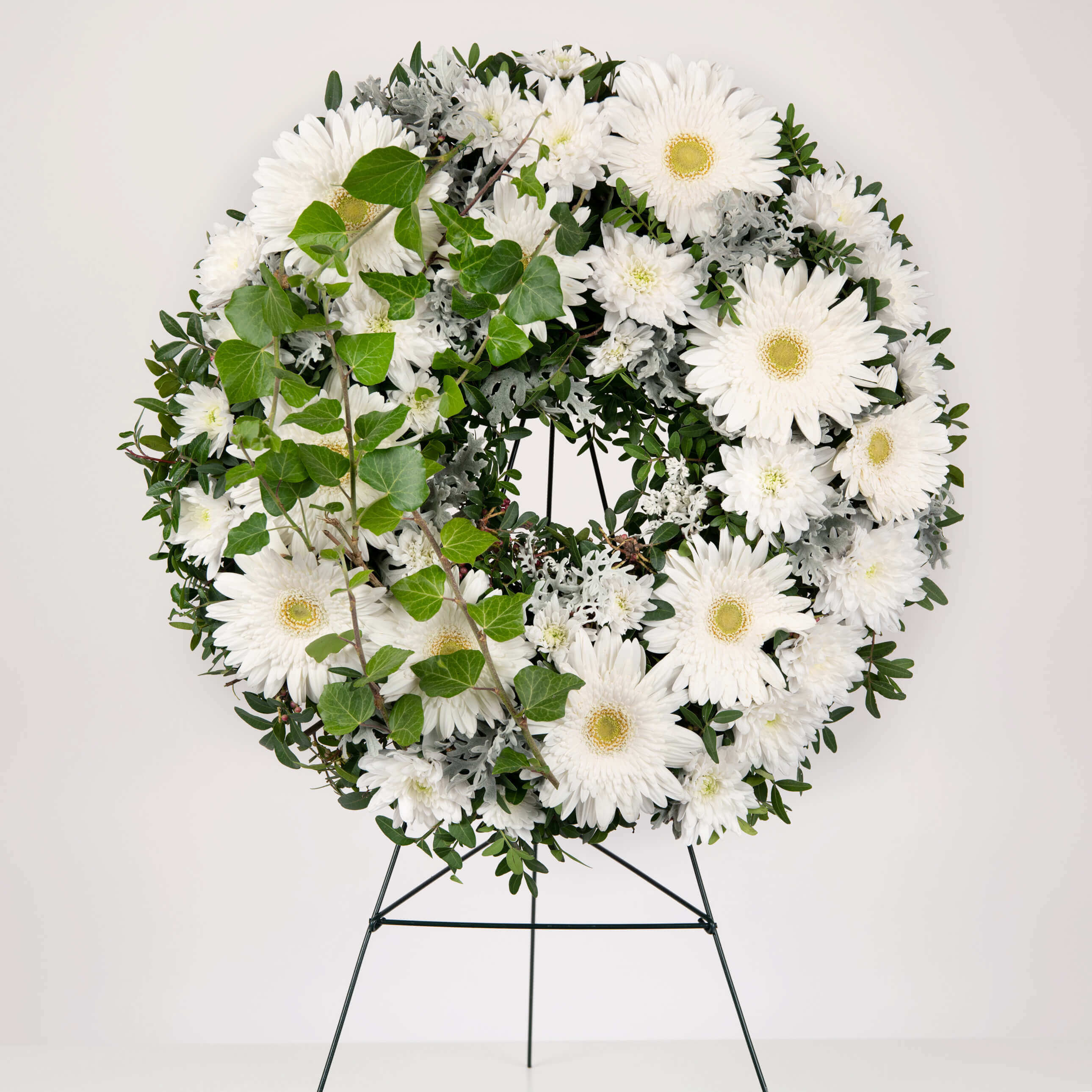 Coroane funerare, Coroana de flori rotunda cu gerbera, crizanteme si hedera, californiaflowers.mom