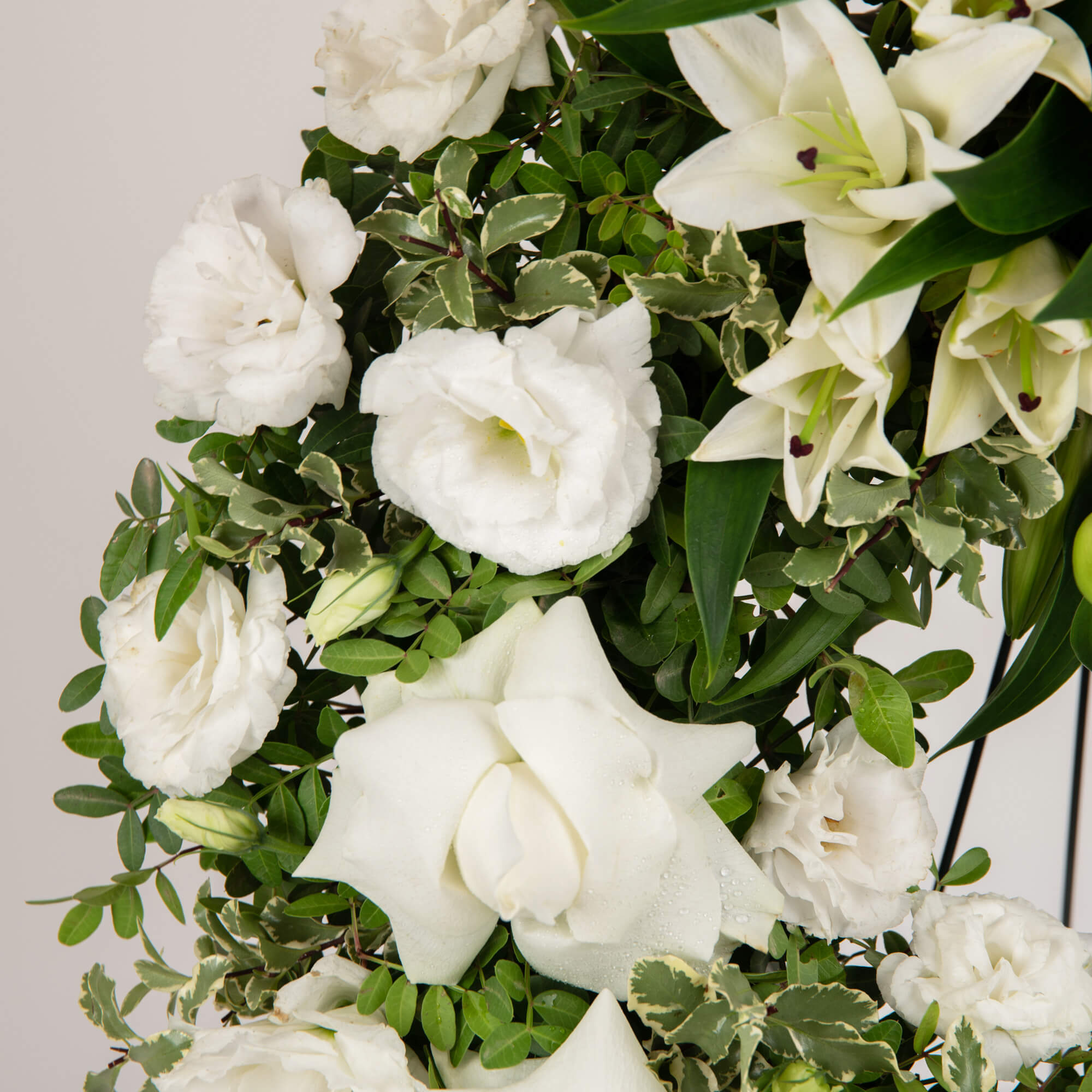 Coroane funerare, Aranjament floral funerar cu lisianthus si crini albi, californiaflowers.mom