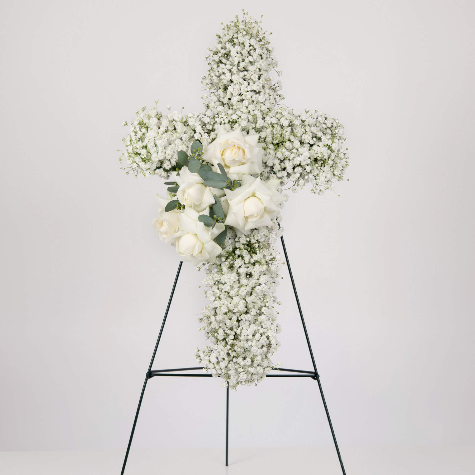 Coroane funerare, Cruce funerara rotunda cu gypsophila si trandafiri, californiaflowers.mom