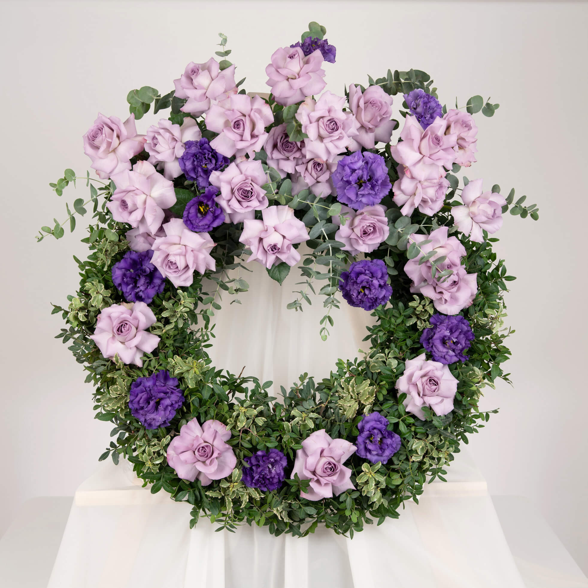 Coroane funerare, Coroana de flori rotunda cu eucalipt si trandafiri mov, californiaflowers.mom