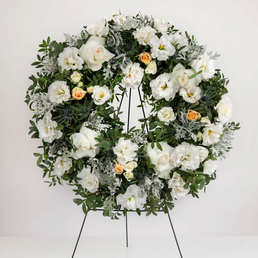 Coroana de flori rotunda cu trandafiri si lisianthus, 2, californiaflowers.mom
