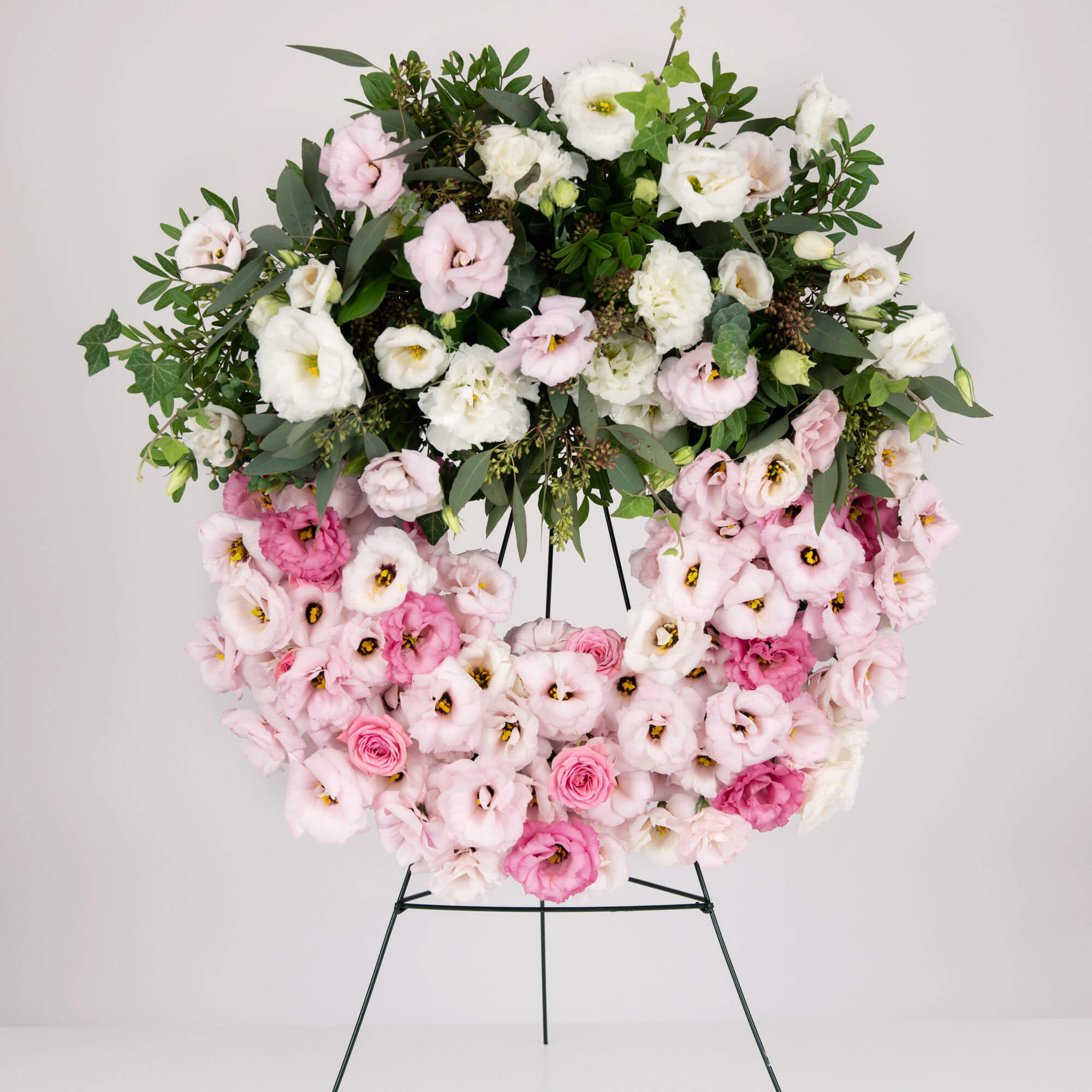 Coroane funerare, Coroana de flori rotunda cu lisianthus roz, californiaflowers.mom