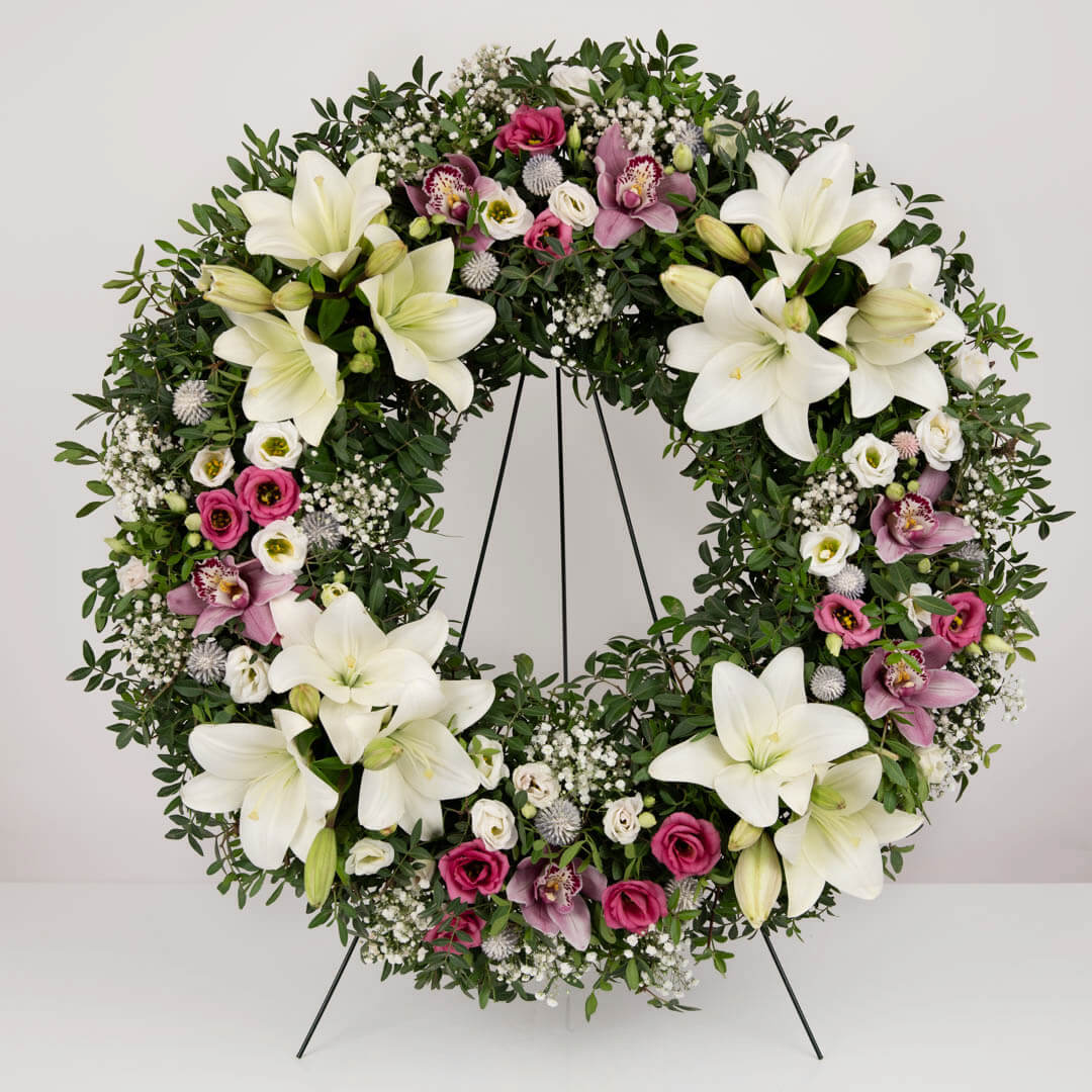 Coroane funerare, Coroana funerara rotunda cu crini, lisianthus si gypsophila, californiaflowers.mom