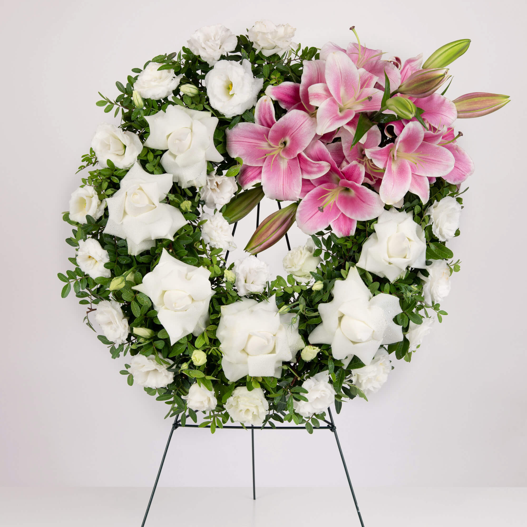 Coroane funerare, Coroana funerara rotunda cu crini roz si lisianthus, californiaflowers.mom