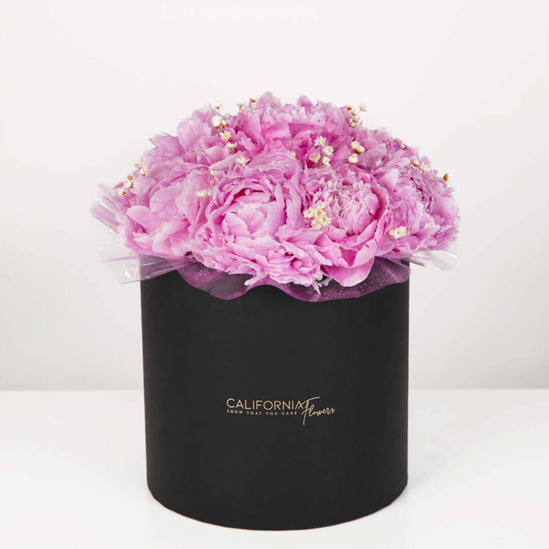 Florarie online - California Flowers ✅, Aranjament floral in cutie neagra cu 9 bujori roz, californiaflowers.mom