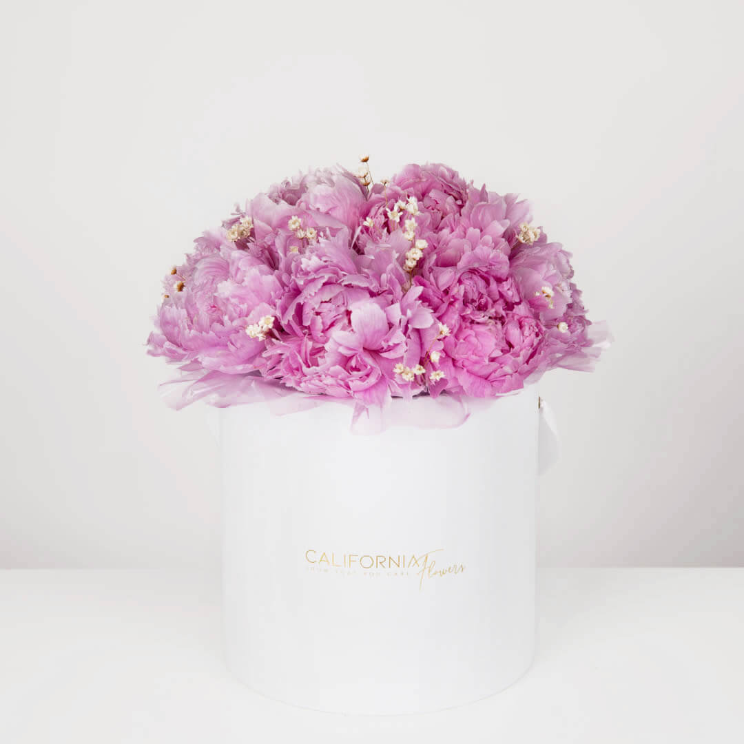 Florarie online - California Flowers ✅, Aranjament floral in cutie alba cu 9 bujori roz, californiaflowers.mom